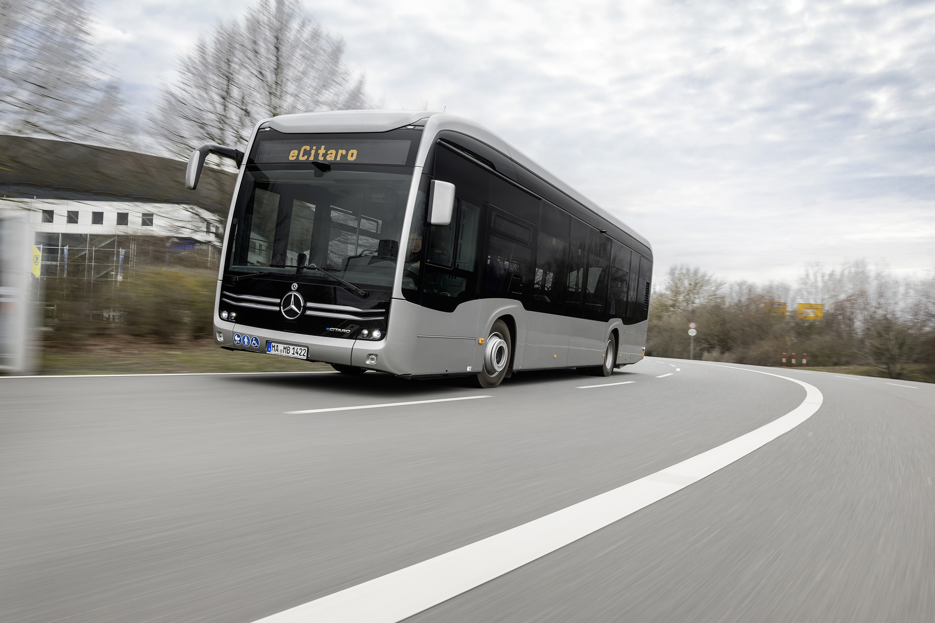 Mercedes-Benz eCitaro mit vollelektrischem Antrieb, 2-Türer, Exterieur, anthrazit metallic, 2 x elektrischer Radnabenmotor, 2 x 125 kW, 2 x 485 Nm, 5 HV-Batteriepakete, 64,5 kWh pro HV-Batteriepaket (NMC 3), Preventive Brake Assist, Sideguard Assist, 360-Grad-Kamera, LED-Scheinwerfer, Länge/Breite/Höhe: 12.135/2.550/3.400 mm, Beförderungskapazität: 1/86 Der vollelektrisch angetriebene Stadtbus Mercedes-Benz eCitaro mit Batterien der neuesten Generation