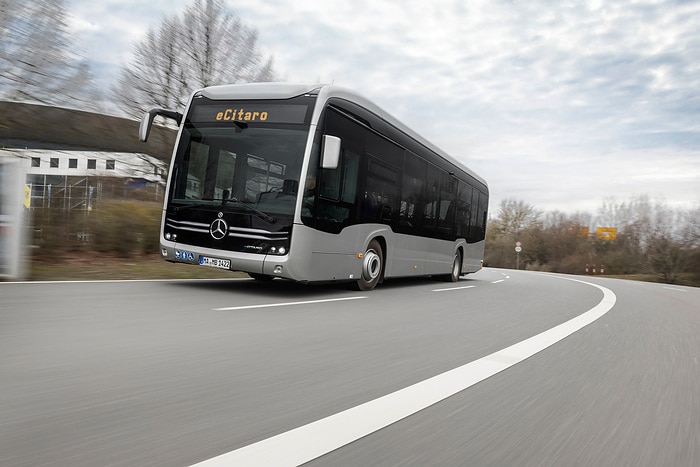 Der vollelektrisch angetriebene Stadtbus Mercedes-Benz eCitaro mit Batterien der neuesten Generation