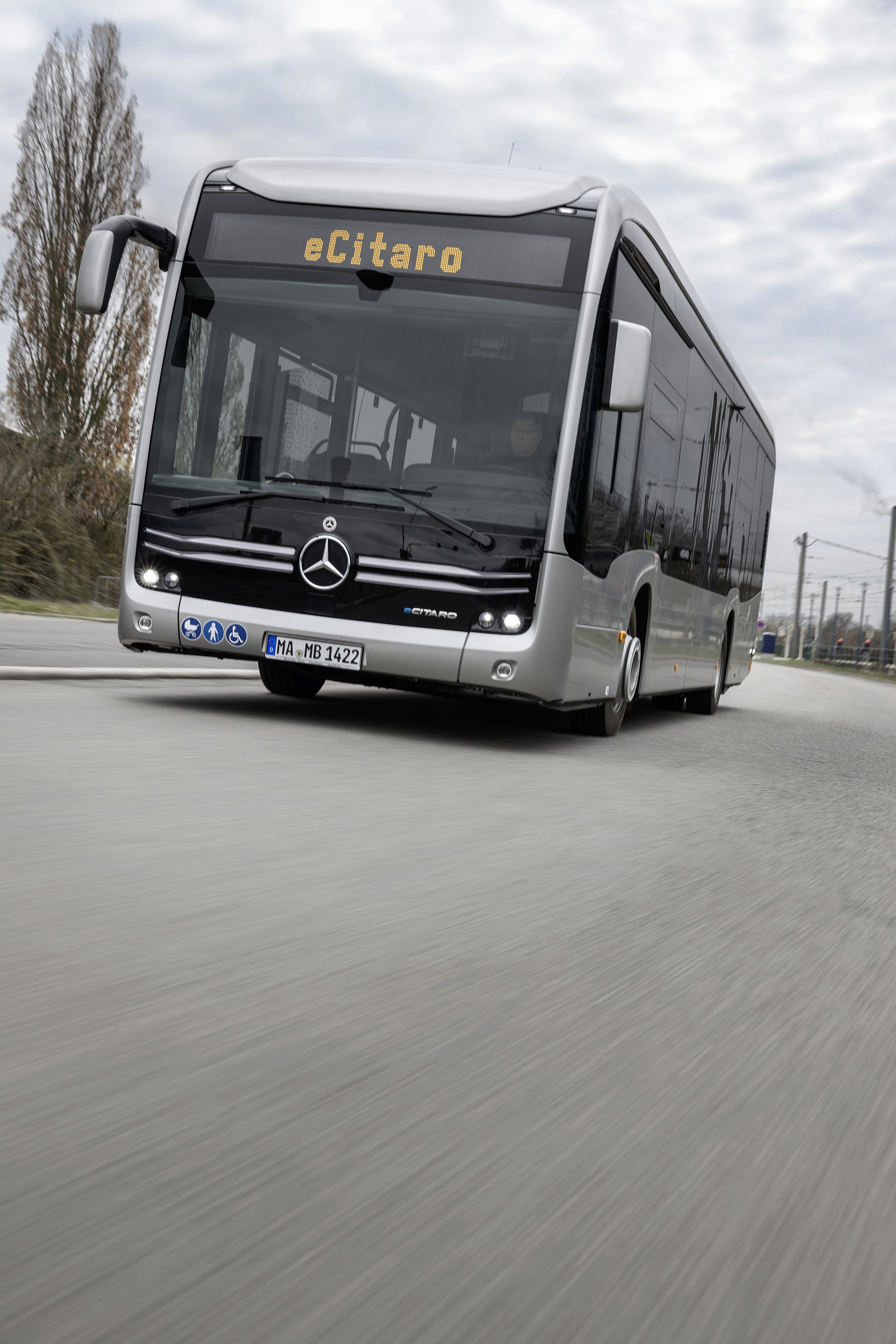 Mercedes-Benz eCitaro mit vollelektrischem Antrieb, 2-Türer, Exterieur, anthrazit metallic, 2 x elektrischer Radnabenmotor, 2 x 125 kW, 2 x 485 Nm, 5 HV-Batteriepakete, 64,5 kWh pro HV-Batteriepaket (NMC 3), Preventive Brake Assist, Sideguard Assist, 360-Grad-Kamera, LED-Scheinwerfer, Länge/Breite/Höhe: 12.135/2.550/3.400 mm, Beförderungskapazität: 1/86 Der vollelektrisch angetriebene Stadtbus Mercedes-Benz eCitaro mit Batterien der neuesten Generation