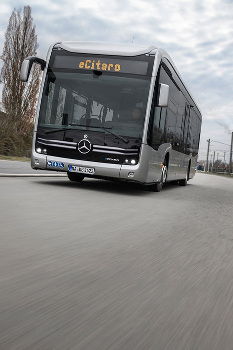 Der vollelektrisch angetriebene Stadtbus Mercedes-Benz eCitaro mit Batterien der neuesten Generation