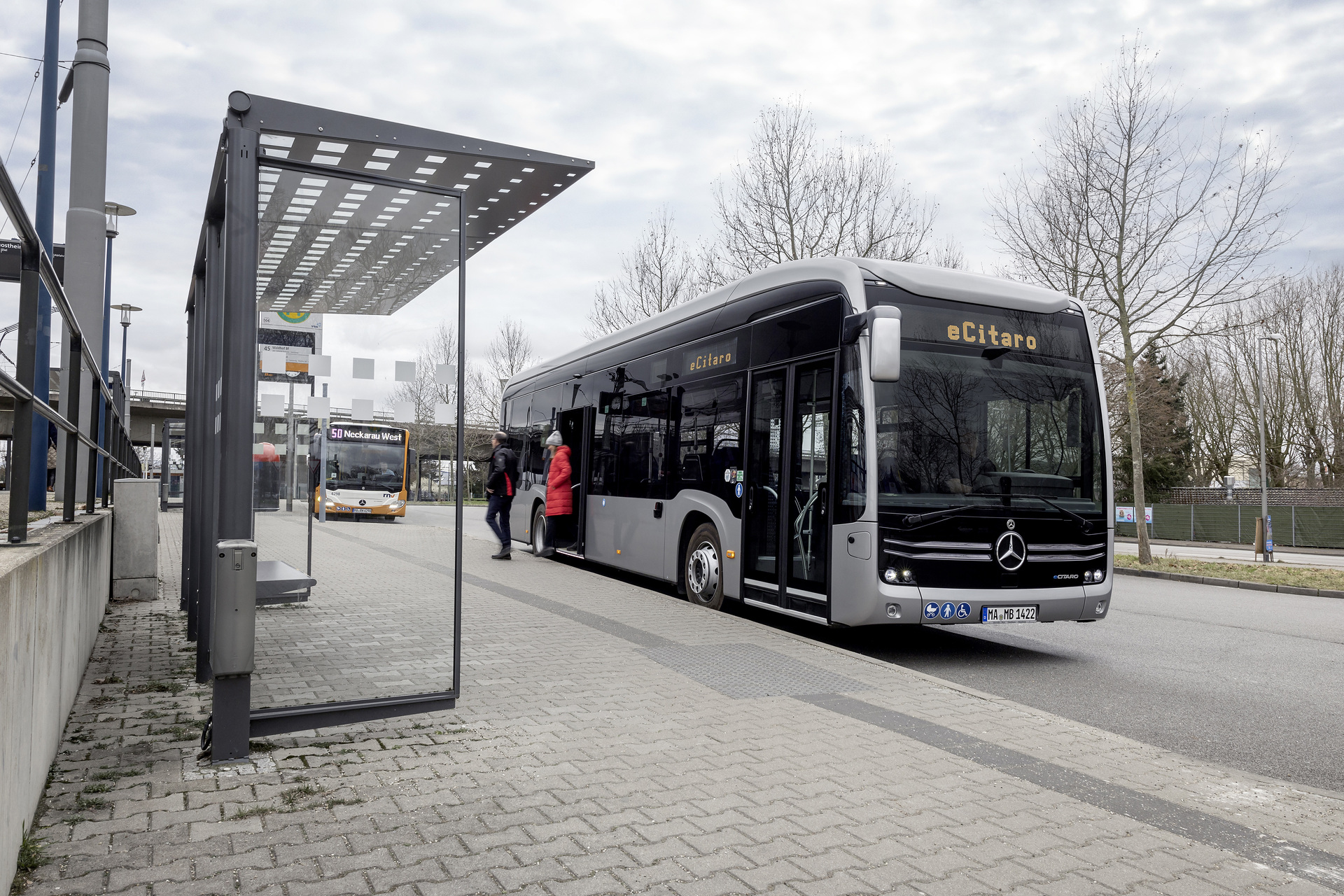Mercedes-Benz eCitaro mit vollelektrischem Antrieb, 2-Türer, Exterieur, anthrazit metallic, 2 x elektrischer Radnabenmotor, 2 x 125 kW, 2 x 485 Nm, 5 HV-Batteriepakete, 64,5 kWh pro HV-Batteriepaket (NMC 3), Preventive Brake Assist, Sideguard Assist, 360-Grad-Kamera, LED-Scheinwerfer, Länge/Breite/Höhe: 12.135/2.550/3.400 mm, Beförderungskapazität: 1/86 Der vollelektrisch angetriebene Stadtbus Mercedes-Benz eCitaro mit Batterien der neuesten Generation