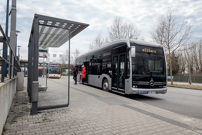 Der vollelektrisch angetriebene Stadtbus Mercedes-Benz eCitaro mit Batterien der neuesten Generation