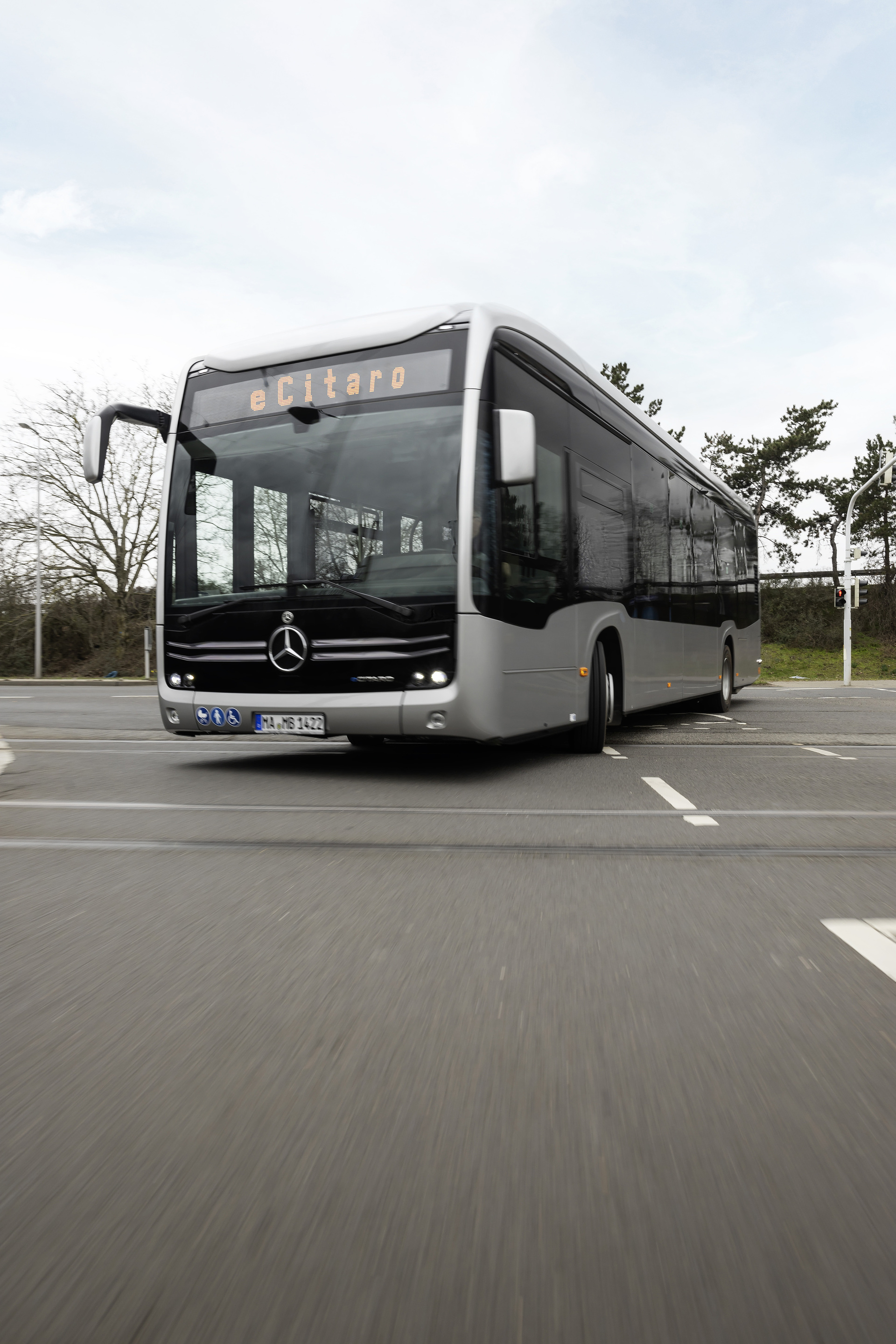 Mercedes-Benz eCitaro mit vollelektrischem Antrieb, 2-Türer, Exterieur, anthrazit metallic, 2 x elektrischer Radnabenmotor, 2 x 125 kW, 2 x 485 Nm, 5 HV-Batteriepakete, 64,5 kWh pro HV-Batteriepaket (NMC 3), Preventive Brake Assist, Sideguard Assist, 360-Grad-Kamera, LED-Scheinwerfer, Länge/Breite/Höhe: 12.135/2.550/3.400 mm, Beförderungskapazität: 1/86 Der vollelektrisch angetriebene Stadtbus Mercedes-Benz eCitaro mit Batterien der neuesten Generation