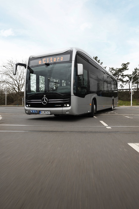 Der vollelektrisch angetriebene Stadtbus Mercedes-Benz eCitaro mit Batterien der neuesten Generation