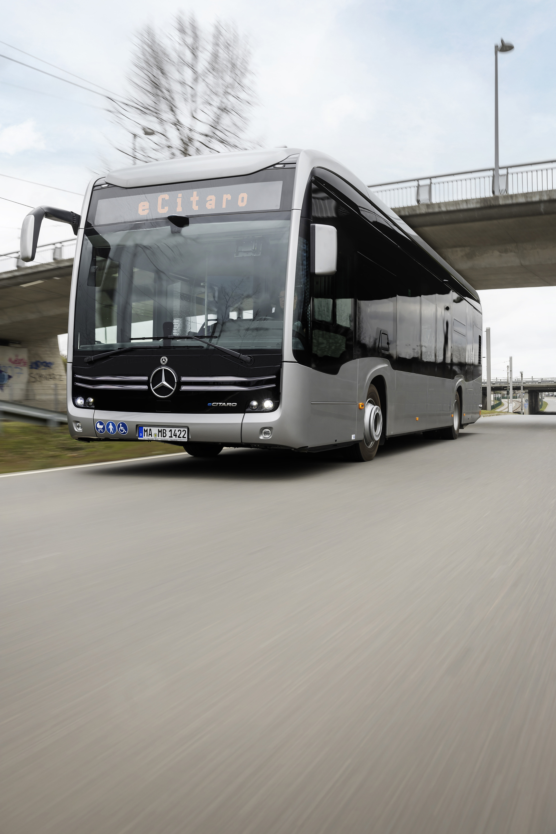 Mercedes-Benz eCitaro mit vollelektrischem Antrieb, 2-Türer, Exterieur, anthrazit metallic, 2 x elektrischer Radnabenmotor, 2 x 125 kW, 2 x 485 Nm, 5 HV-Batteriepakete, 64,5 kWh pro HV-Batteriepaket (NMC 3), Preventive Brake Assist, Sideguard Assist, 360-Grad-Kamera, LED-Scheinwerfer, Länge/Breite/Höhe: 12.135/2.550/3.400 mm, Beförderungskapazität: 1/86 Der vollelektrisch angetriebene Stadtbus Mercedes-Benz eCitaro mit Batterien der neuesten Generation