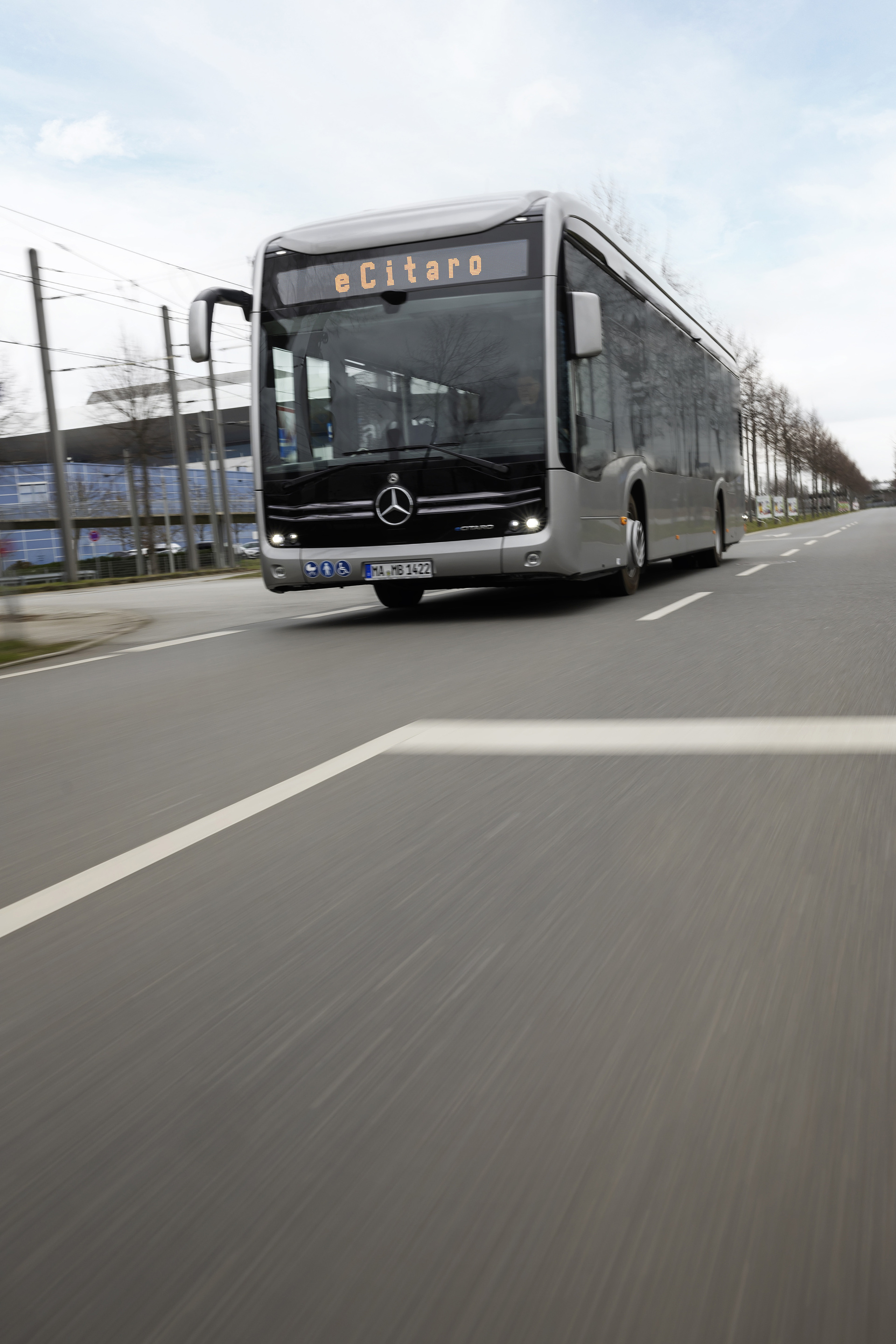 Mercedes-Benz eCitaro mit vollelektrischem Antrieb, 2-Türer, Exterieur, anthrazit metallic, 2 x elektrischer Radnabenmotor, 2 x 125 kW, 2 x 485 Nm, 5 HV-Batteriepakete, 64,5 kWh pro HV-Batteriepaket (NMC 3), Preventive Brake Assist, Sideguard Assist, 360-Grad-Kamera, LED-Scheinwerfer, Länge/Breite/Höhe: 12.135/2.550/3.400 mm, Beförderungskapazität: 1/86 Der vollelektrisch angetriebene Stadtbus Mercedes-Benz eCitaro mit Batterien der neuesten Generation