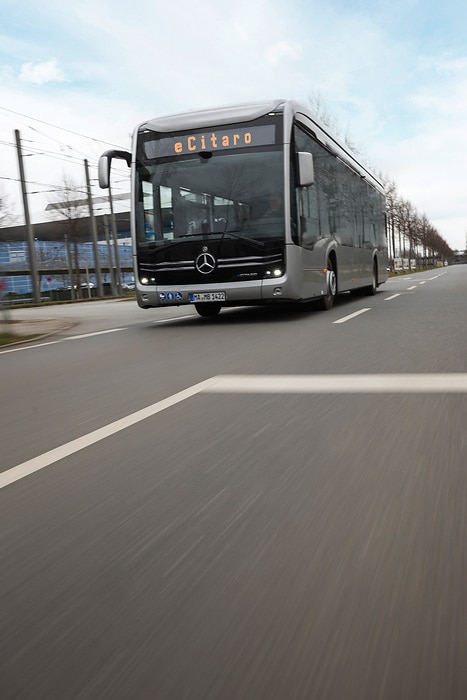 Der vollelektrisch angetriebene Stadtbus Mercedes-Benz eCitaro mit Batterien der neuesten Generation