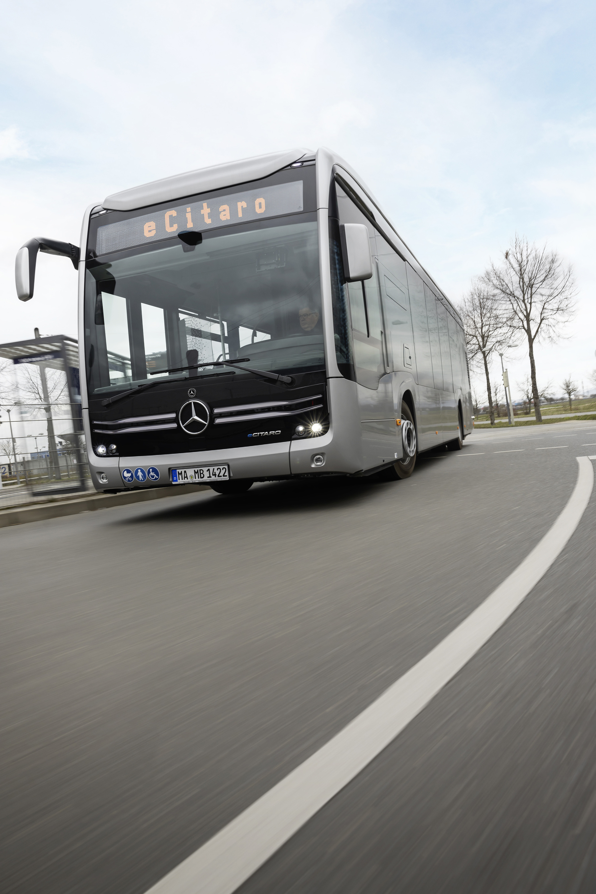 Mercedes-Benz eCitaro mit vollelektrischem Antrieb, 2-Türer, Exterieur, anthrazit metallic, 2 x elektrischer Radnabenmotor, 2 x 125 kW, 2 x 485 Nm, 5 HV-Batteriepakete, 64,5 kWh pro HV-Batteriepaket (NMC 3), Preventive Brake Assist, Sideguard Assist, 360-Grad-Kamera, LED-Scheinwerfer, Länge/Breite/Höhe: 12.135/2.550/3.400 mm, Beförderungskapazität: 1/86 Der vollelektrisch angetriebene Stadtbus Mercedes-Benz eCitaro mit Batterien der neuesten Generation