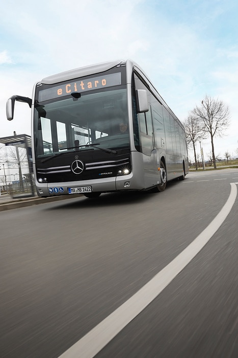Der vollelektrisch angetriebene Stadtbus Mercedes-Benz eCitaro mit Batterien der neuesten Generation
