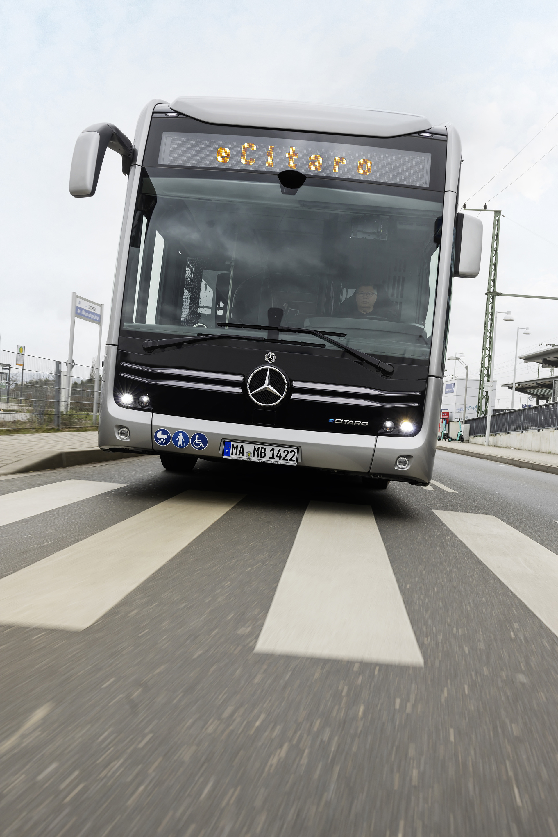 Mercedes-Benz eCitaro mit vollelektrischem Antrieb, 2-Türer, Exterieur, anthrazit metallic, 2 x elektrischer Radnabenmotor, 2 x 125 kW, 2 x 485 Nm, 5 HV-Batteriepakete, 64,5 kWh pro HV-Batteriepaket (NMC 3), Preventive Brake Assist, Sideguard Assist, 360-Grad-Kamera, LED-Scheinwerfer, Länge/Breite/Höhe: 12.135/2.550/3.400 mm, Beförderungskapazität: 1/86 Der vollelektrisch angetriebene Stadtbus Mercedes-Benz eCitaro mit Batterien der neuesten Generation