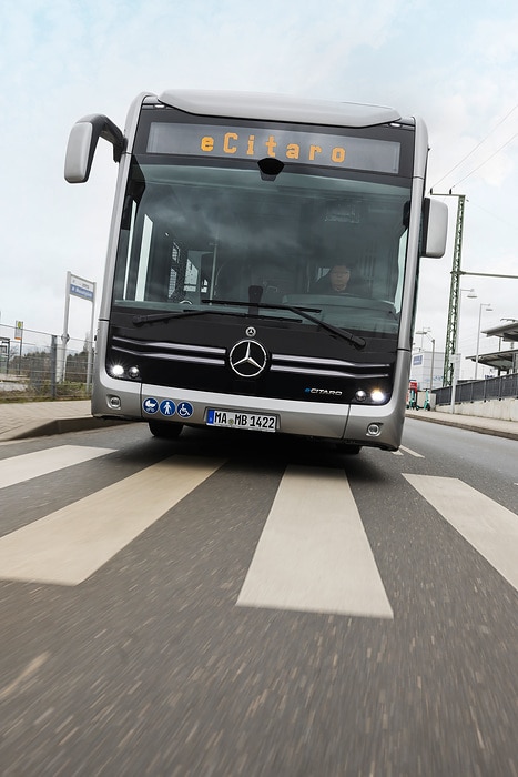 Der vollelektrisch angetriebene Stadtbus Mercedes-Benz eCitaro mit Batterien der neuesten Generation