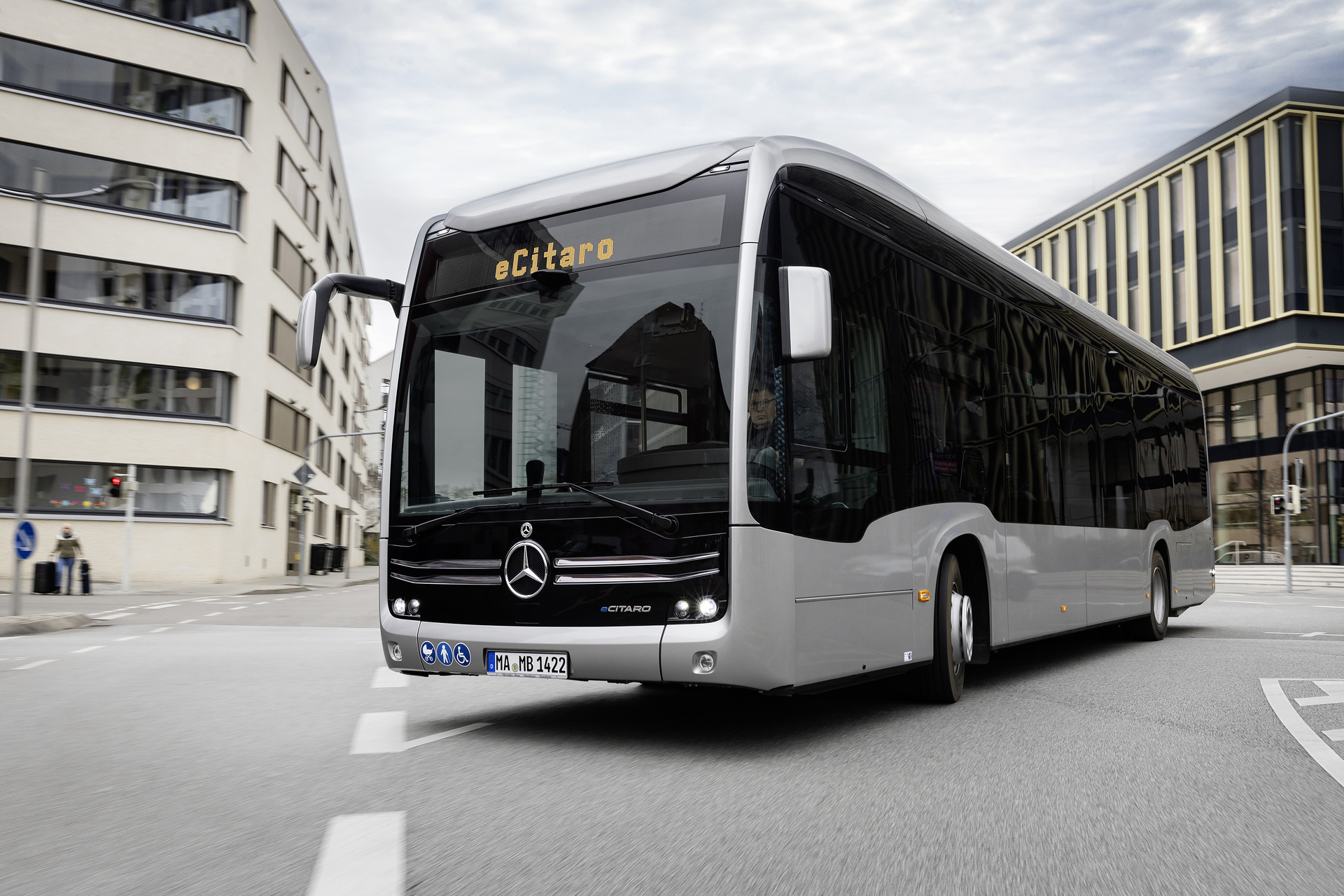Mercedes-Benz eCitaro mit vollelektrischem Antrieb, 2-Türer, Exterieur, anthrazit metallic, 2 x elektrischer Radnabenmotor, 2 x 125 kW, 2 x 485 Nm, 5 HV-Batteriepakete, 64,5 kWh pro HV-Batteriepaket (NMC 3), Preventive Brake Assist, Sideguard Assist, 360-Grad-Kamera, LED-Scheinwerfer, Länge/Breite/Höhe: 12.135/2.550/3.400 mm, Beförderungskapazität: 1/86 Der vollelektrisch angetriebene Stadtbus Mercedes-Benz eCitaro mit Batterien der neuesten Generation