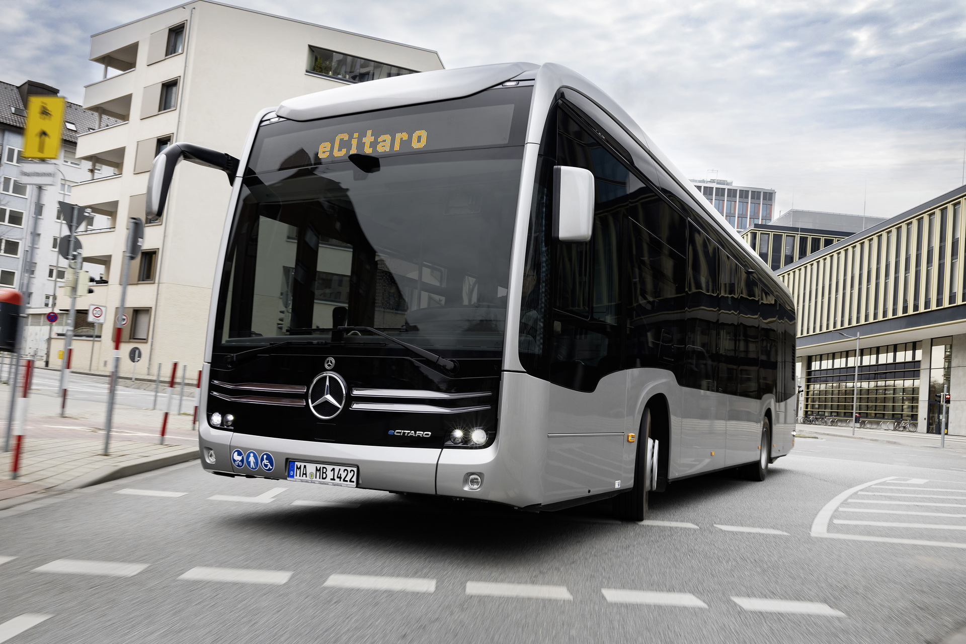Mercedes-Benz eCitaro mit vollelektrischem Antrieb, 2-Türer, Exterieur, anthrazit metallic, 2 x elektrischer Radnabenmotor, 2 x 125 kW, 2 x 485 Nm, 5 HV-Batteriepakete, 64,5 kWh pro HV-Batteriepaket (NMC 3), Preventive Brake Assist, Sideguard Assist, 360-Grad-Kamera, LED-Scheinwerfer, Länge/Breite/Höhe: 12.135/2.550/3.400 mm, Beförderungskapazität: 1/86 Der vollelektrisch angetriebene Stadtbus Mercedes-Benz eCitaro mit Batterien der neuesten Generation