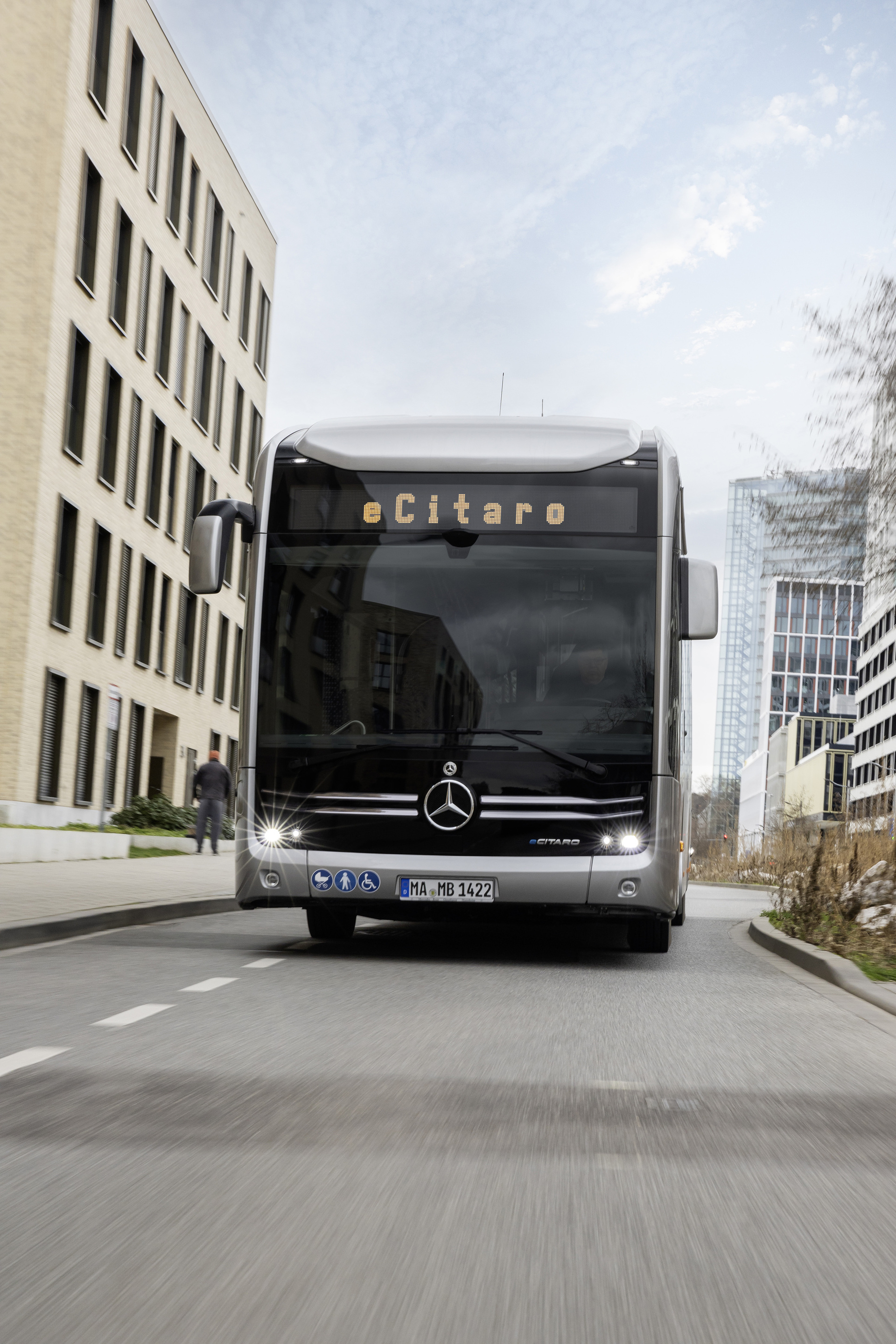 Mercedes-Benz eCitaro mit vollelektrischem Antrieb, 2-Türer, Exterieur, anthrazit metallic, 2 x elektrischer Radnabenmotor, 2 x 125 kW, 2 x 485 Nm, 5 HV-Batteriepakete, 64,5 kWh pro HV-Batteriepaket (NMC 3), Preventive Brake Assist, Sideguard Assist, 360-Grad-Kamera, LED-Scheinwerfer, Länge/Breite/Höhe: 12.135/2.550/3.400 mm, Beförderungskapazität: 1/86 Der vollelektrisch angetriebene Stadtbus Mercedes-Benz eCitaro mit Batterien der neuesten Generation