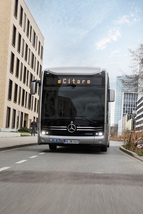 Der vollelektrisch angetriebene Stadtbus Mercedes-Benz eCitaro mit Batterien der neuesten Generation