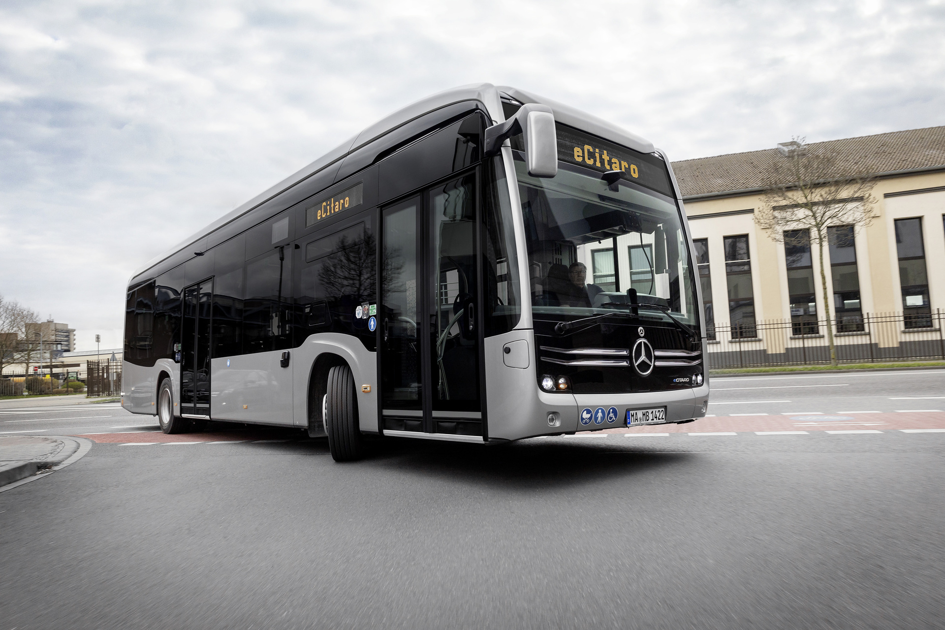Mercedes-Benz eCitaro mit vollelektrischem Antrieb, 2-Türer, Exterieur, anthrazit metallic, 2 x elektrischer Radnabenmotor, 2 x 125 kW, 2 x 485 Nm, 5 HV-Batteriepakete, 64,5 kWh pro HV-Batteriepaket (NMC 3), Preventive Brake Assist, Sideguard Assist, 360-Grad-Kamera, LED-Scheinwerfer, Länge/Breite/Höhe: 12.135/2.550/3.400 mm, Beförderungskapazität: 1/86 Der vollelektrisch angetriebene Stadtbus Mercedes-Benz eCitaro mit Batterien der neuesten Generation
