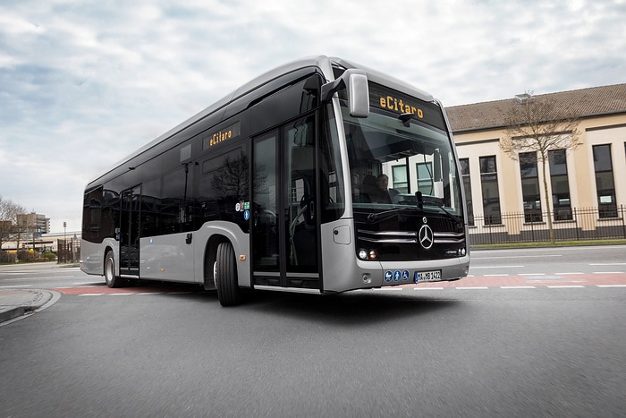 Der vollelektrisch angetriebene Stadtbus Mercedes-Benz eCitaro mit Batterien der neuesten Generation