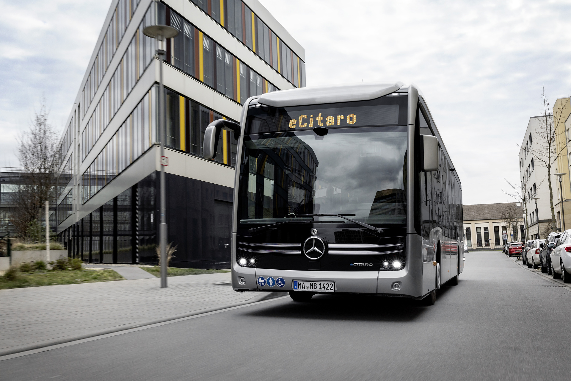 Mercedes-Benz eCitaro mit vollelektrischem Antrieb, 2-Türer, Exterieur, anthrazit metallic, 2 x elektrischer Radnabenmotor, 2 x 125 kW, 2 x 485 Nm, 5 HV-Batteriepakete, 64,5 kWh pro HV-Batteriepaket (NMC 3), Preventive Brake Assist, Sideguard Assist, 360-Grad-Kamera, LED-Scheinwerfer, Länge/Breite/Höhe: 12.135/2.550/3.400 mm, Beförderungskapazität: 1/86 Der vollelektrisch angetriebene Stadtbus Mercedes-Benz eCitaro mit Batterien der neuesten Generation