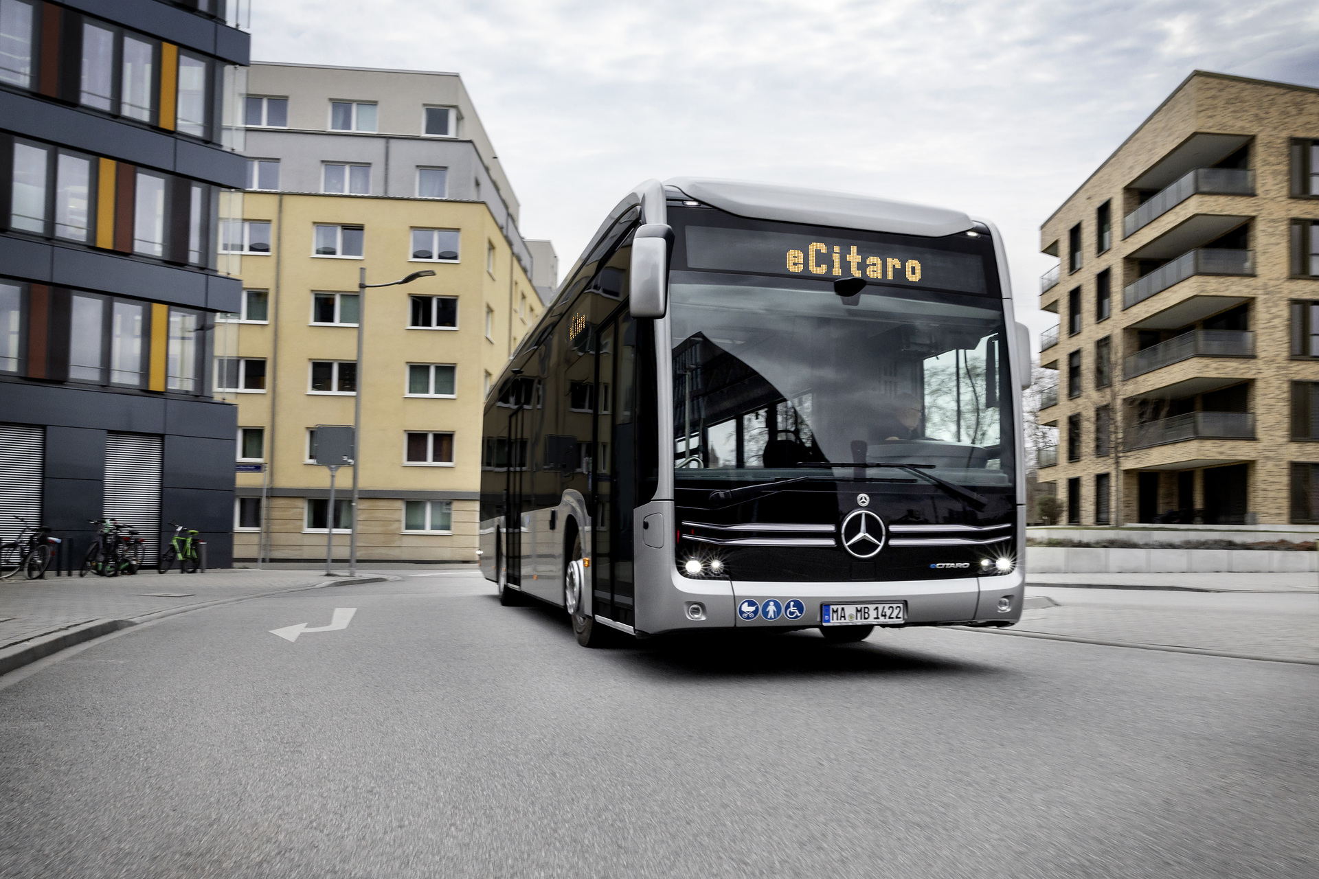 Mercedes-Benz eCitaro mit vollelektrischem Antrieb, 2-Türer, Exterieur, anthrazit metallic, 2 x elektrischer Radnabenmotor, 2 x 125 kW, 2 x 485 Nm, 5 HV-Batteriepakete, 64,5 kWh pro HV-Batteriepaket (NMC 3), Preventive Brake Assist, Sideguard Assist, 360-Grad-Kamera, LED-Scheinwerfer, Länge/Breite/Höhe: 12.135/2.550/3.400 mm, Beförderungskapazität: 1/86 Der vollelektrisch angetriebene Stadtbus Mercedes-Benz eCitaro mit Batterien der neuesten Generation