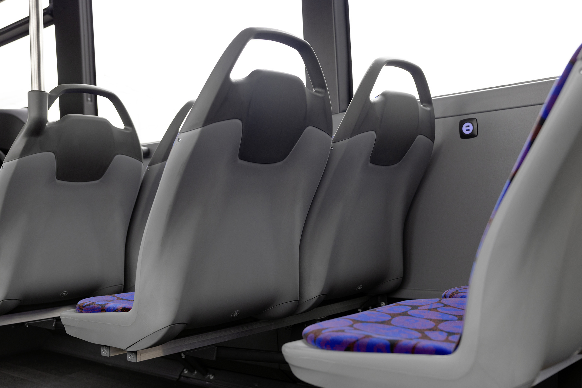 Mercedes-Benz eCitaro mit vollelektrischem Antrieb, 2-Türer, Interieur, bunt, 2 x elektrischer Radnabenmotor, 2 x 125 kW, 2 x 485 Nm, 5 HV-Batteriepakete, 64,5 kWh pro HV-Batteriepaket (NMC 3), Preventive Brake Assist, Sideguard Assist, 360-Grad-Kamera, Länge/Breite/Höhe: 12.135/2.550/3.400 mm, Beförderungskapazität: 1/86 Der vollelektrisch angetriebene Stadtbus Mercedes-Benz eCitaro mit Batterien der neuesten Generation