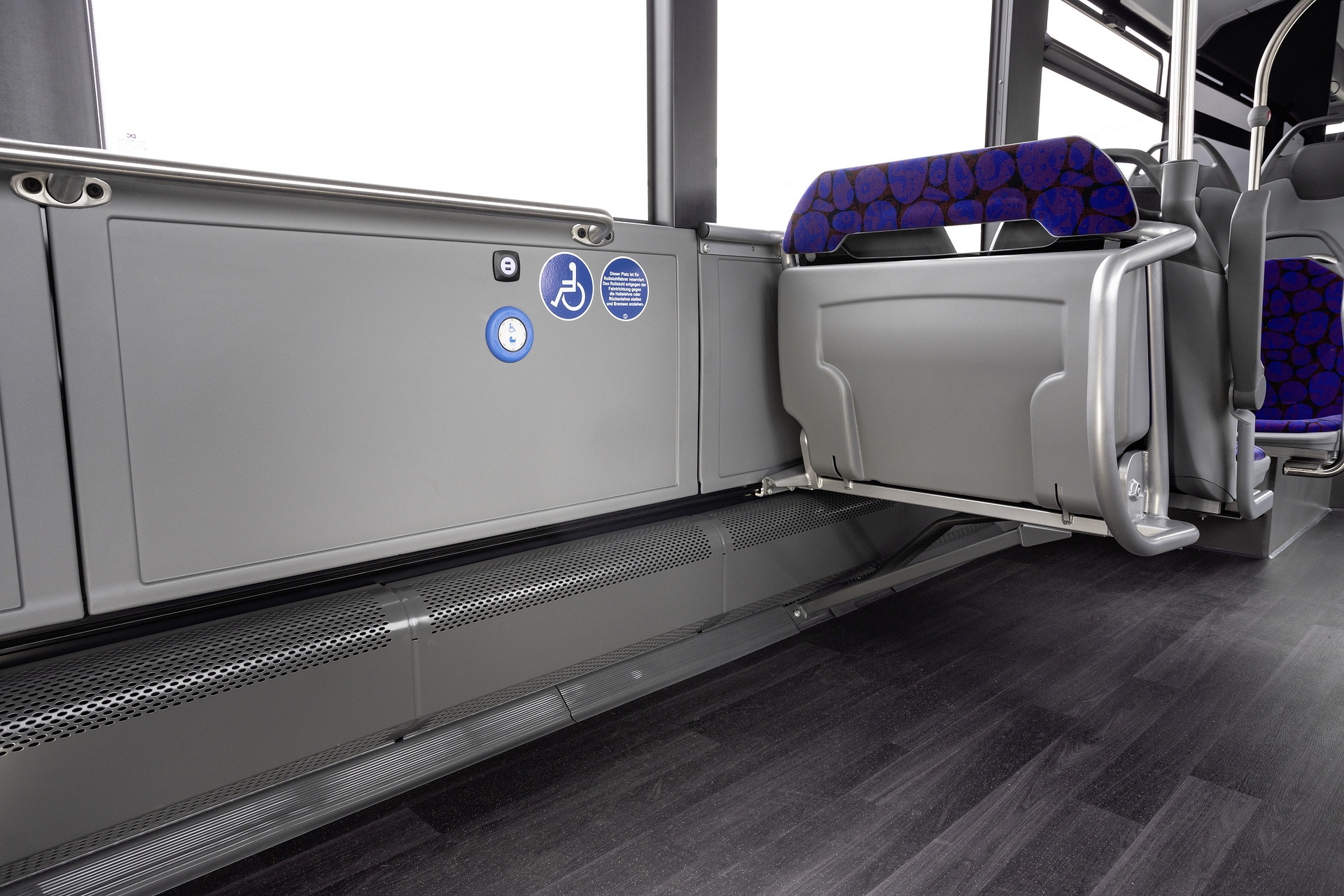 Mercedes-Benz eCitaro mit vollelektrischem Antrieb, 2-Türer, Interieur, bunt, 2 x elektrischer Radnabenmotor, 2 x 125 kW, 2 x 485 Nm, 5 HV-Batteriepakete, 64,5 kWh pro HV-Batteriepaket (NMC 3), Preventive Brake Assist, Sideguard Assist, 360-Grad-Kamera, Länge/Breite/Höhe: 12.135/2.550/3.400 mm, Beförderungskapazität: 1/86 Der vollelektrisch angetriebene Stadtbus Mercedes-Benz eCitaro mit Batterien der neuesten Generation