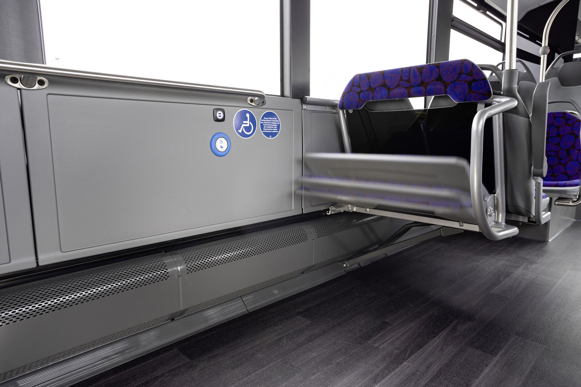 Mercedes-Benz eCitaro mit vollelektrischem Antrieb, 2-Türer, Interieur, bunt, 2 x elektrischer Radnabenmotor, 2 x 125 kW, 2 x 485 Nm, 5 HV-Batteriepakete, 64,5 kWh pro HV-Batteriepaket (NMC 3), Preventive Brake Assist, Sideguard Assist, 360-Grad-Kamera, Länge/Breite/Höhe: 12.135/2.550/3.400 mm, Beförderungskapazität: 1/86 Der vollelektrisch angetriebene Stadtbus Mercedes-Benz eCitaro mit Batterien der neuesten Generation