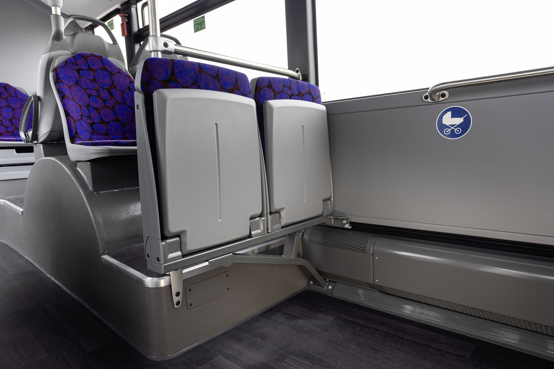Mercedes-Benz eCitaro mit vollelektrischem Antrieb, 2-Türer, Interieur, bunt, 2 x elektrischer Radnabenmotor, 2 x 125 kW, 2 x 485 Nm, 5 HV-Batteriepakete, 64,5 kWh pro HV-Batteriepaket (NMC 3), Preventive Brake Assist, Sideguard Assist, 360-Grad-Kamera, Länge/Breite/Höhe: 12.135/2.550/3.400 mm, Beförderungskapazität: 1/86 Der vollelektrisch angetriebene Stadtbus Mercedes-Benz eCitaro mit Batterien der neuesten Generation