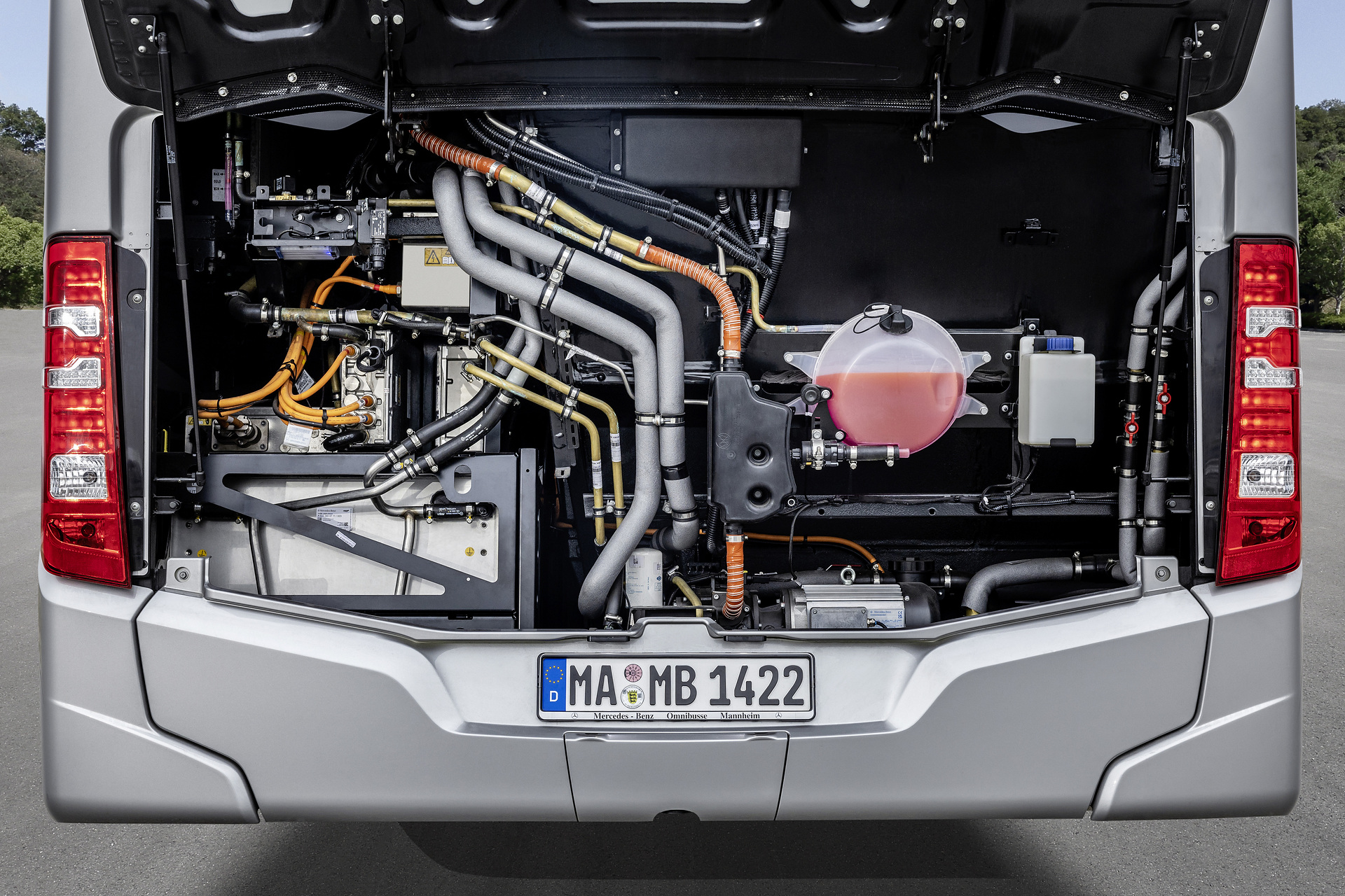 Mercedes-Benz eCitaro mit vollelektrischem Antrieb, 2-Türer, Exterieur, anthrazit metallic, 2 x elektrischer Radnabenmotor, 2 x 125 kW, 2 x 485 Nm, 5 HV-Batteriepakete, 64,5 kWh pro HV-Batteriepaket (NMC 3), Preventive Brake Assist, Sideguard Assist, 360-Grad-Kamera, LED-Scheinwerfer, Länge/Breite/Höhe: 12.135/2.550/3.400 mm, Beförderungskapazität: 1/86 Der vollelektrisch angetriebene Stadtbus Mercedes-Benz eCitaro mit Batterien der neuesten Generation