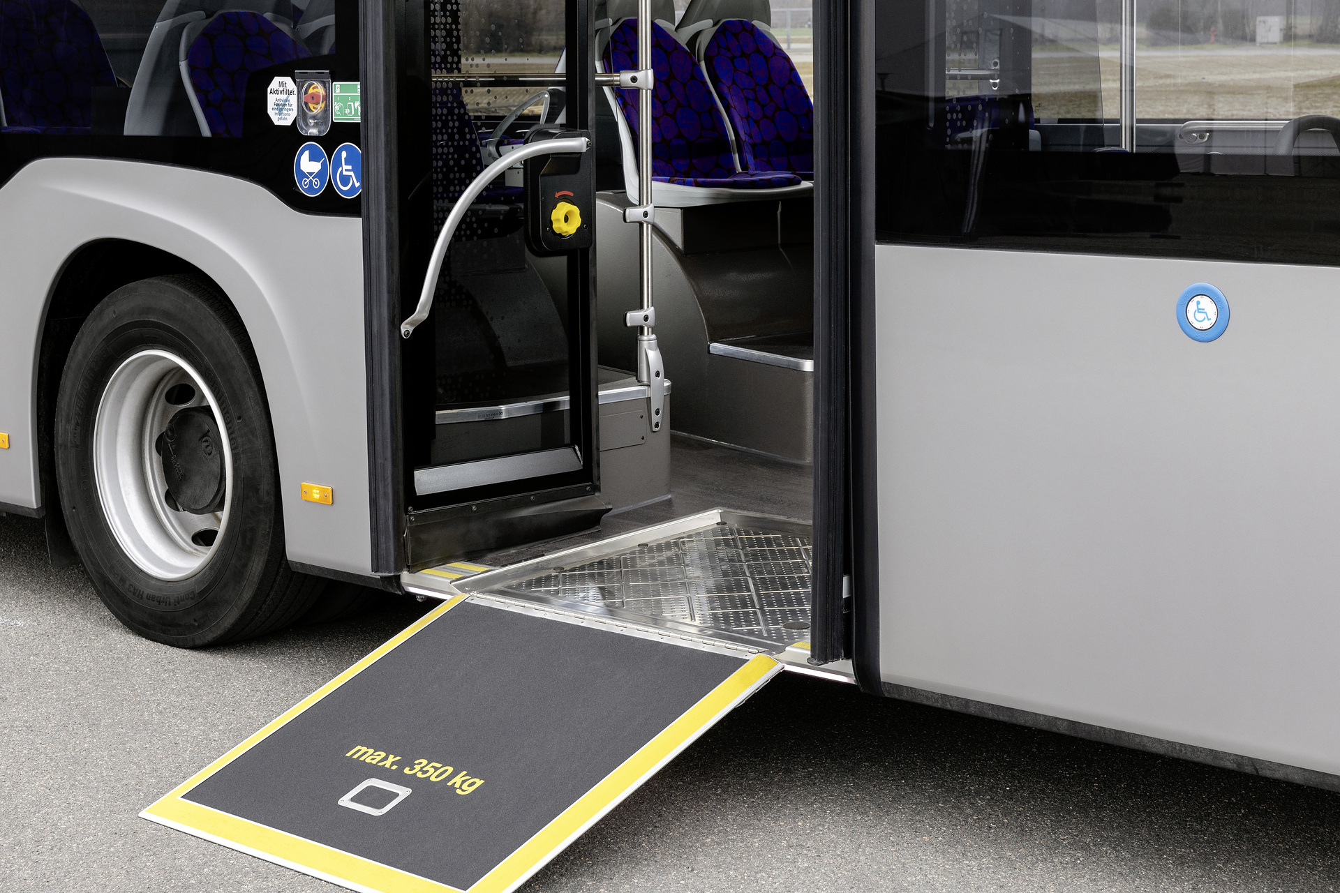Mercedes-Benz eCitaro mit vollelektrischem Antrieb, 2-Türer, Exterieur, anthrazit metallic, 2 x elektrischer Radnabenmotor, 2 x 125 kW, 2 x 485 Nm, 5 HV-Batteriepakete, 64,5 kWh pro HV-Batteriepaket (NMC 3), Preventive Brake Assist, Sideguard Assist, 360-Grad-Kamera, LED-Scheinwerfer, Länge/Breite/Höhe: 12.135/2.550/3.400 mm, Beförderungskapazität: 1/86 Der vollelektrisch angetriebene Stadtbus Mercedes-Benz eCitaro mit Batterien der neuesten Generation