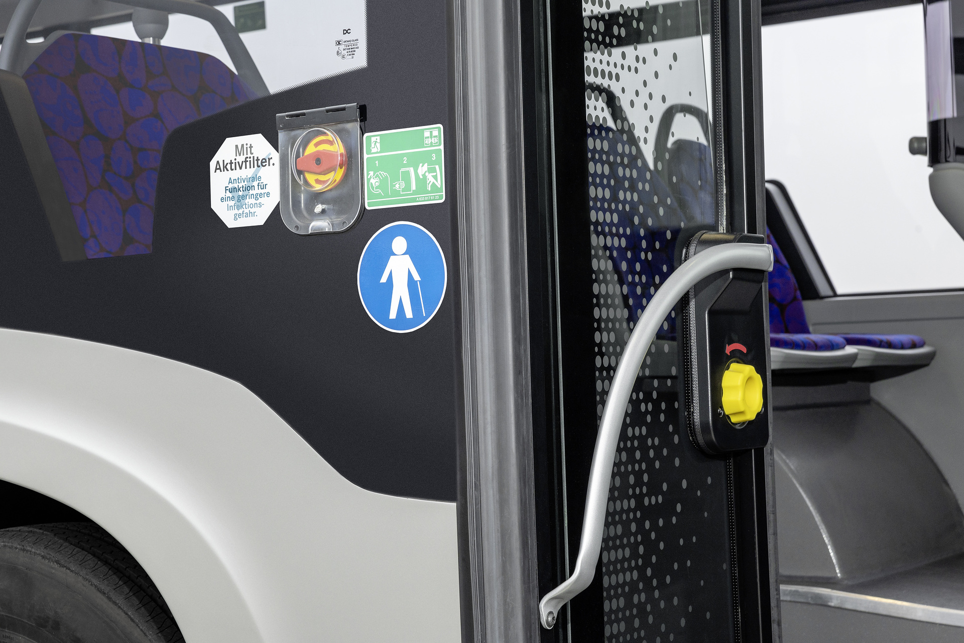Mercedes-Benz eCitaro mit vollelektrischem Antrieb, 2-Türer, Exterieur, anthrazit metallic, 2 x elektrischer Radnabenmotor, 2 x 125 kW, 2 x 485 Nm, 5 HV-Batteriepakete, 64,5 kWh pro HV-Batteriepaket (NMC 3), Preventive Brake Assist, Sideguard Assist, 360-Grad-Kamera, LED-Scheinwerfer, Länge/Breite/Höhe: 12.135/2.550/3.400 mm, Beförderungskapazität: 1/86 Der vollelektrisch angetriebene Stadtbus Mercedes-Benz eCitaro mit Batterien der neuesten Generation