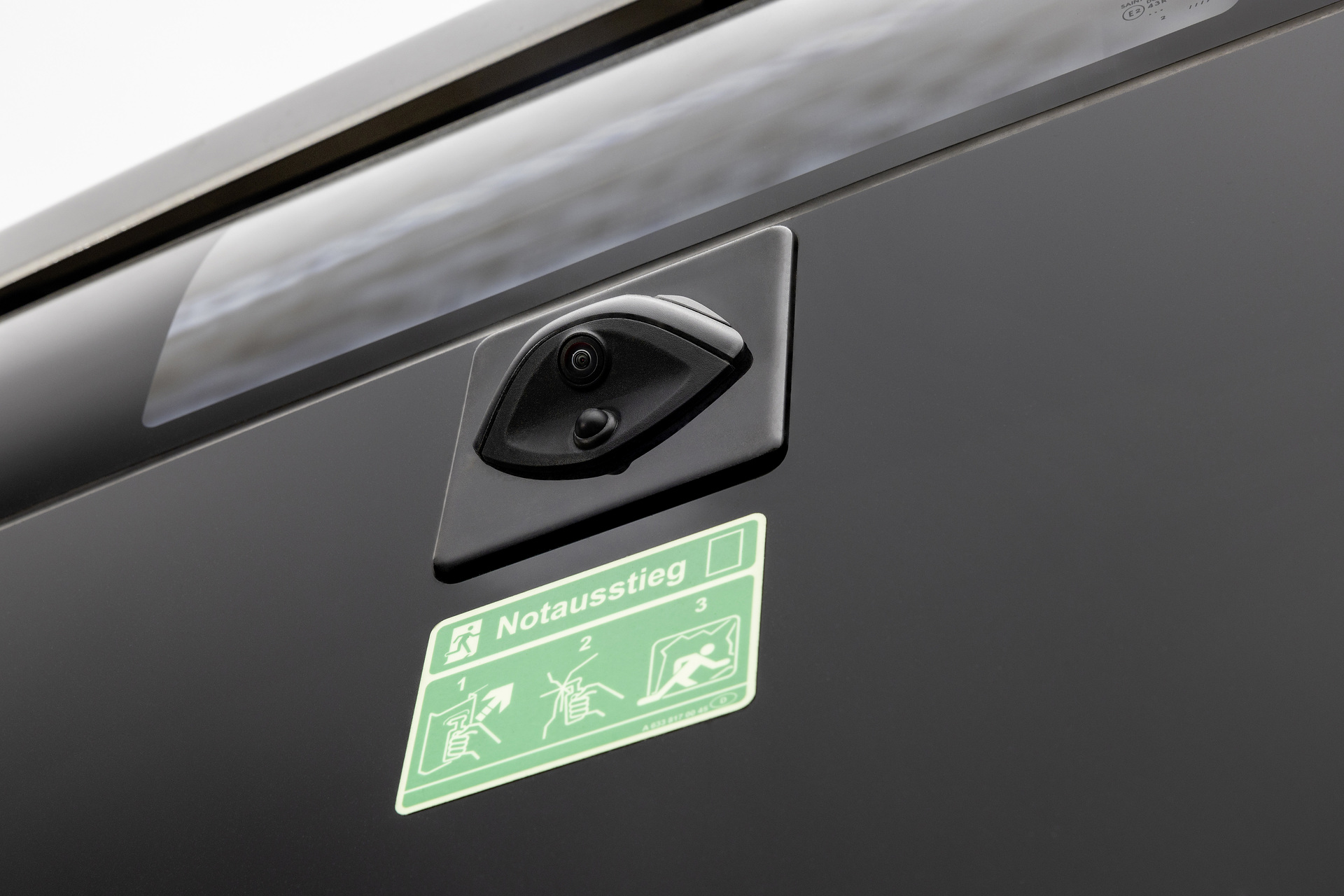 Mercedes-Benz eCitaro mit vollelektrischem Antrieb, 2-Türer, Exterieur, anthrazit metallic, 2 x elektrischer Radnabenmotor, 2 x 125 kW, 2 x 485 Nm, 5 HV-Batteriepakete, 64,5 kWh pro HV-Batteriepaket (NMC 3), Preventive Brake Assist, Sideguard Assist, 360-Grad-Kamera, LED-Scheinwerfer, Länge/Breite/Höhe: 12.135/2.550/3.400 mm, Beförderungskapazität: 1/86 Der vollelektrisch angetriebene Stadtbus Mercedes-Benz eCitaro mit Batterien der neuesten Generation