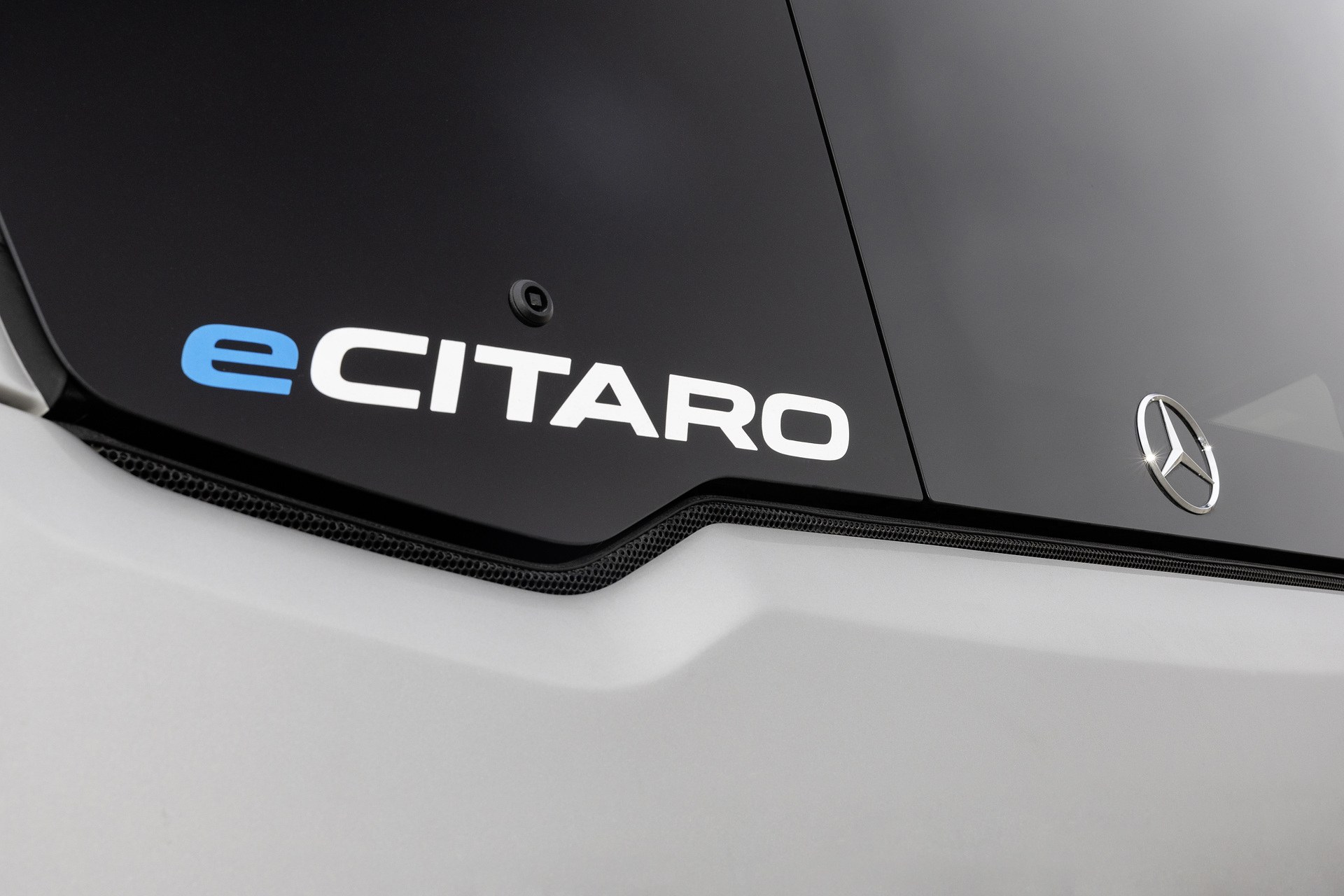 Mercedes-Benz eCitaro mit vollelektrischem Antrieb, 2-Türer, Exterieur, anthrazit metallic, 2 x elektrischer Radnabenmotor, 2 x 125 kW, 2 x 485 Nm, 5 HV-Batteriepakete, 64,5 kWh pro HV-Batteriepaket (NMC 3), Preventive Brake Assist, Sideguard Assist, 360-Grad-Kamera, LED-Scheinwerfer, Länge/Breite/Höhe: 12.135/2.550/3.400 mm, Beförderungskapazität: 1/86 Der vollelektrisch angetriebene Stadtbus Mercedes-Benz eCitaro mit Batterien der neuesten Generation