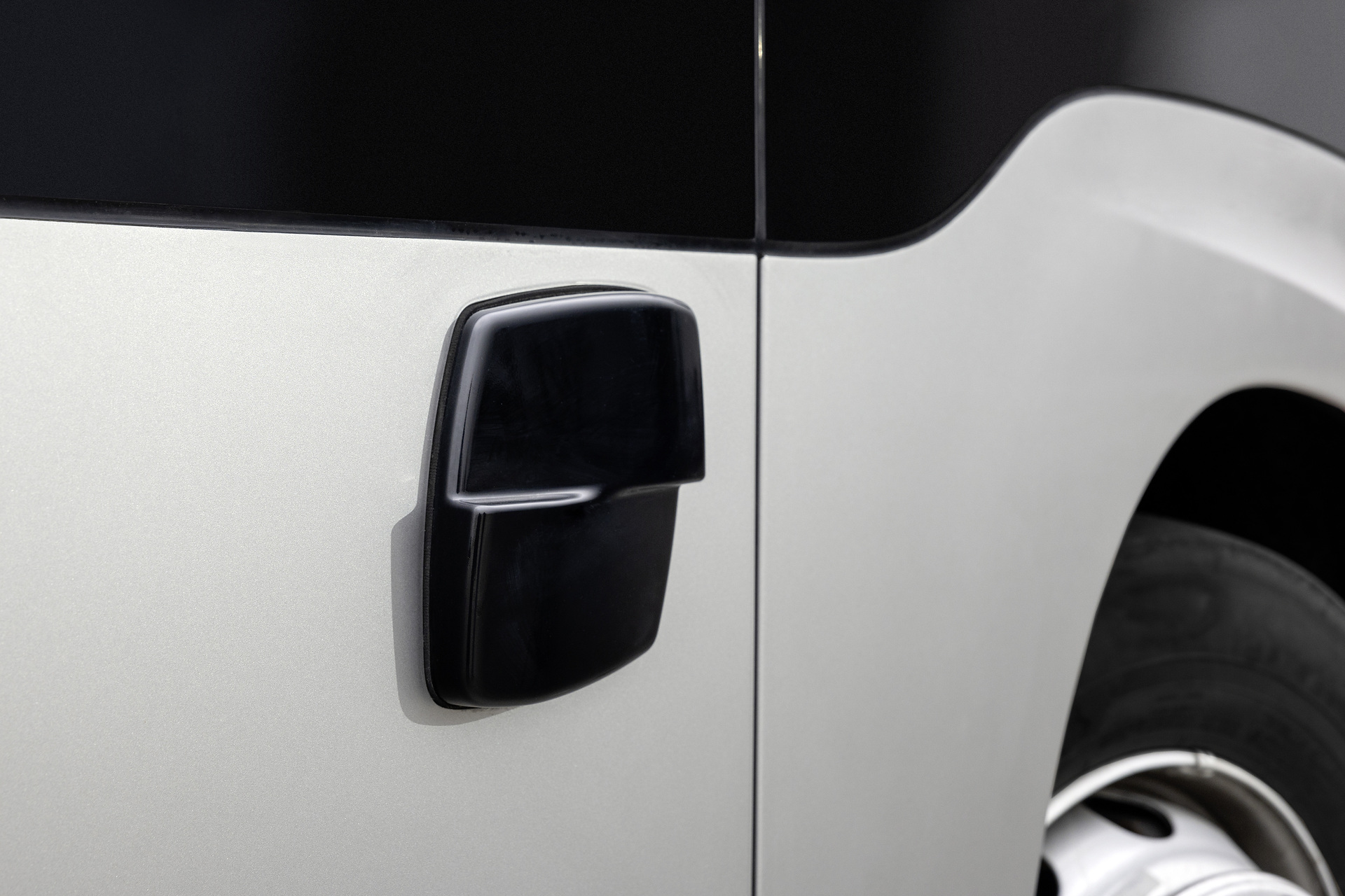 Mercedes-Benz eCitaro mit vollelektrischem Antrieb, 2-Türer, Exterieur, anthrazit metallic, 2 x elektrischer Radnabenmotor, 2 x 125 kW, 2 x 485 Nm, 5 HV-Batteriepakete, 64,5 kWh pro HV-Batteriepaket (NMC 3), Preventive Brake Assist, Sideguard Assist, 360-Grad-Kamera, LED-Scheinwerfer, Länge/Breite/Höhe: 12.135/2.550/3.400 mm, Beförderungskapazität: 1/86 Der vollelektrisch angetriebene Stadtbus Mercedes-Benz eCitaro mit Batterien der neuesten Generation