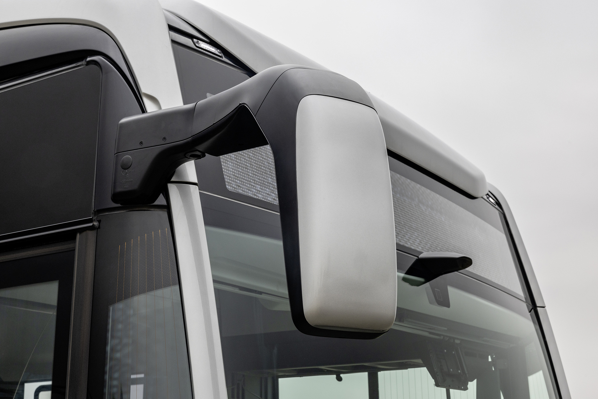 Mercedes-Benz eCitaro mit vollelektrischem Antrieb, 2-Türer, Exterieur, anthrazit metallic, 2 x elektrischer Radnabenmotor, 2 x 125 kW, 2 x 485 Nm, 5 HV-Batteriepakete, 64,5 kWh pro HV-Batteriepaket (NMC 3), Preventive Brake Assist, Sideguard Assist, 360-Grad-Kamera, LED-Scheinwerfer, Länge/Breite/Höhe: 12.135/2.550/3.400 mm, Beförderungskapazität: 1/86 Der vollelektrisch angetriebene Stadtbus Mercedes-Benz eCitaro mit Batterien der neuesten Generation
