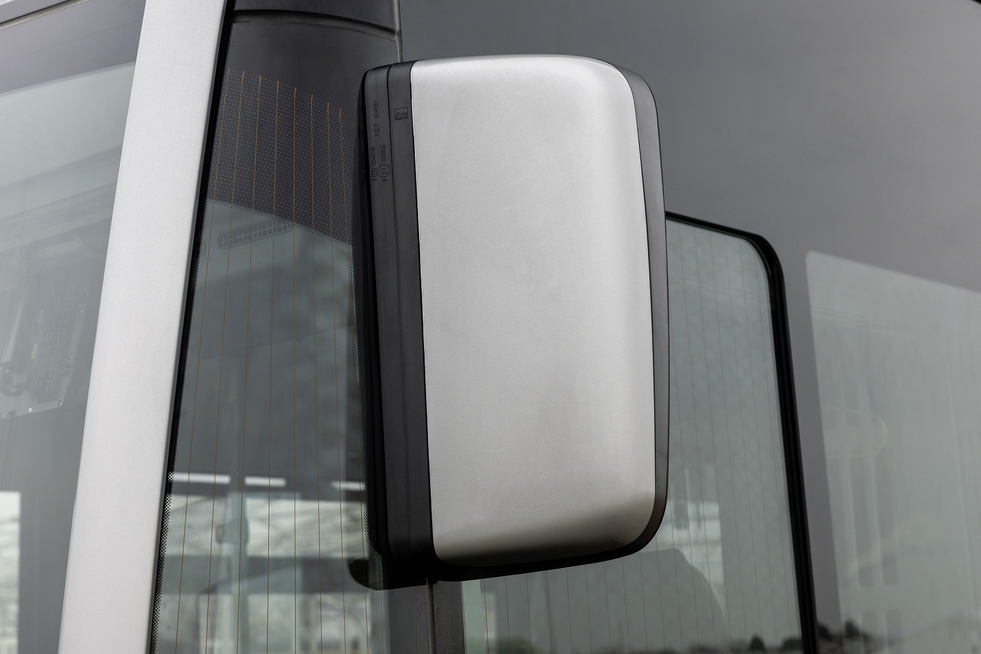 Mercedes-Benz eCitaro mit vollelektrischem Antrieb, 2-Türer, Exterieur, anthrazit metallic, 2 x elektrischer Radnabenmotor, 2 x 125 kW, 2 x 485 Nm, 5 HV-Batteriepakete, 64,5 kWh pro HV-Batteriepaket (NMC 3), Preventive Brake Assist, Sideguard Assist, 360-Grad-Kamera, LED-Scheinwerfer, Länge/Breite/Höhe: 12.135/2.550/3.400 mm, Beförderungskapazität: 1/86 Der vollelektrisch angetriebene Stadtbus Mercedes-Benz eCitaro mit Batterien der neuesten Generation