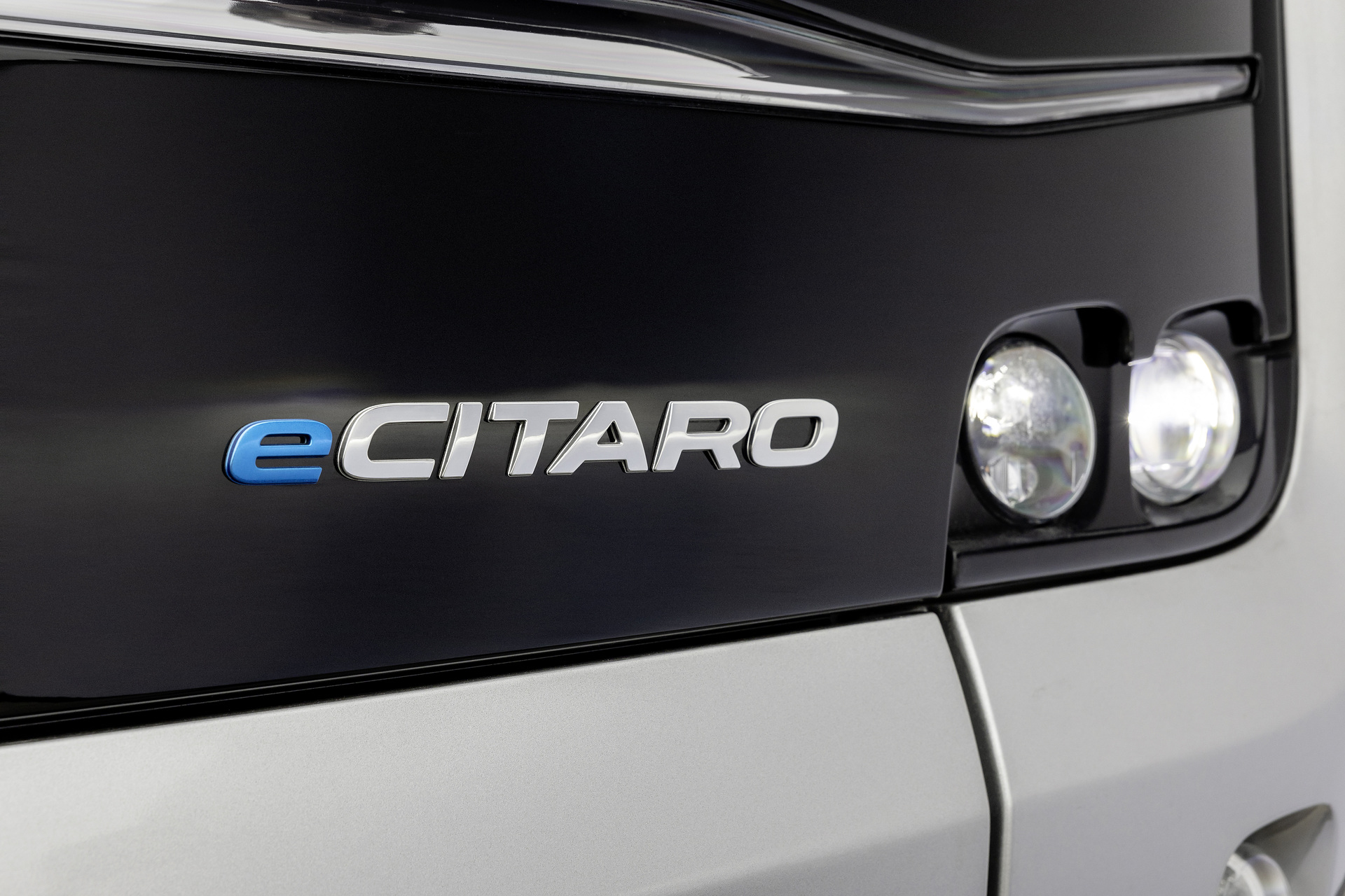 Mercedes-Benz eCitaro mit vollelektrischem Antrieb, 2-Türer, Exterieur, anthrazit metallic, 2 x elektrischer Radnabenmotor, 2 x 125 kW, 2 x 485 Nm, 5 HV-Batteriepakete, 64,5 kWh pro HV-Batteriepaket (NMC 3), Preventive Brake Assist, Sideguard Assist, 360-Grad-Kamera, LED-Scheinwerfer, Länge/Breite/Höhe: 12.135/2.550/3.400 mm, Beförderungskapazität: 1/86 Der vollelektrisch angetriebene Stadtbus Mercedes-Benz eCitaro mit Batterien der neuesten Generation