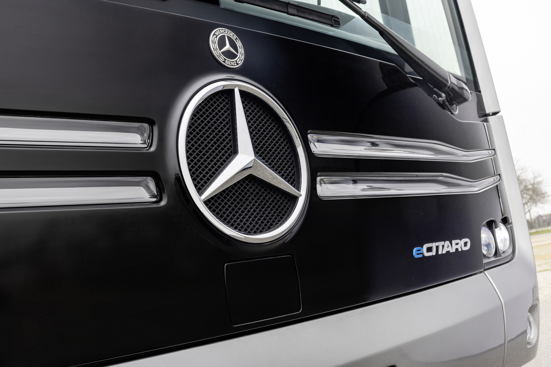 Mercedes-Benz eCitaro mit vollelektrischem Antrieb, 2-Türer, Exterieur, anthrazit metallic, 2 x elektrischer Radnabenmotor, 2 x 125 kW, 2 x 485 Nm, 5 HV-Batteriepakete, 64,5 kWh pro HV-Batteriepaket (NMC 3), Preventive Brake Assist, Sideguard Assist, 360-Grad-Kamera, LED-Scheinwerfer, Länge/Breite/Höhe: 12.135/2.550/3.400 mm, Beförderungskapazität: 1/86 Der vollelektrisch angetriebene Stadtbus Mercedes-Benz eCitaro mit Batterien der neuesten Generation