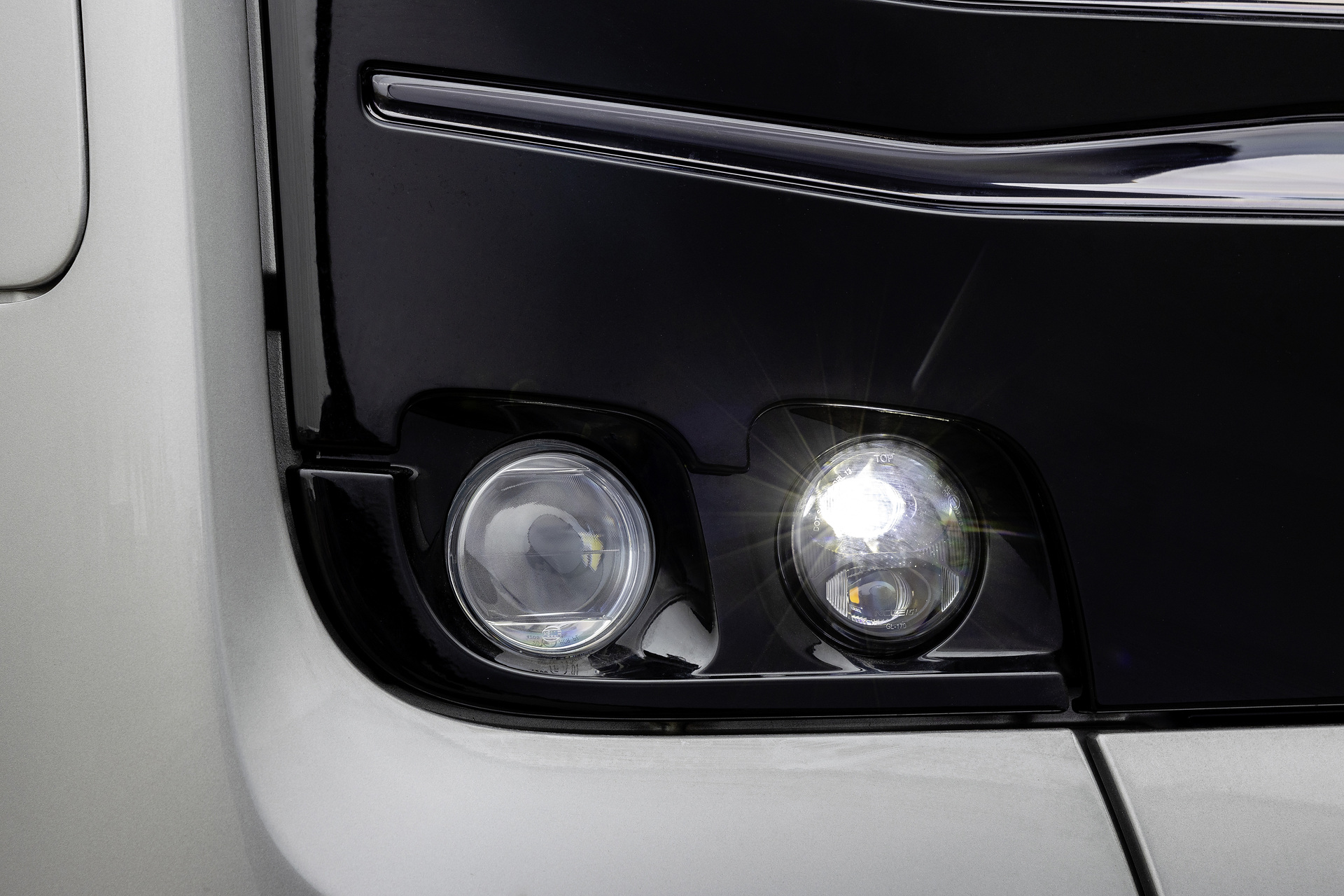 Mercedes-Benz eCitaro mit vollelektrischem Antrieb, 2-Türer, Exterieur, anthrazit metallic, 2 x elektrischer Radnabenmotor, 2 x 125 kW, 2 x 485 Nm, 5 HV-Batteriepakete, 64,5 kWh pro HV-Batteriepaket (NMC 3), Preventive Brake Assist, Sideguard Assist, 360-Grad-Kamera, LED-Scheinwerfer, Länge/Breite/Höhe: 12.135/2.550/3.400 mm, Beförderungskapazität: 1/86 Der vollelektrisch angetriebene Stadtbus Mercedes-Benz eCitaro mit Batterien der neuesten Generation