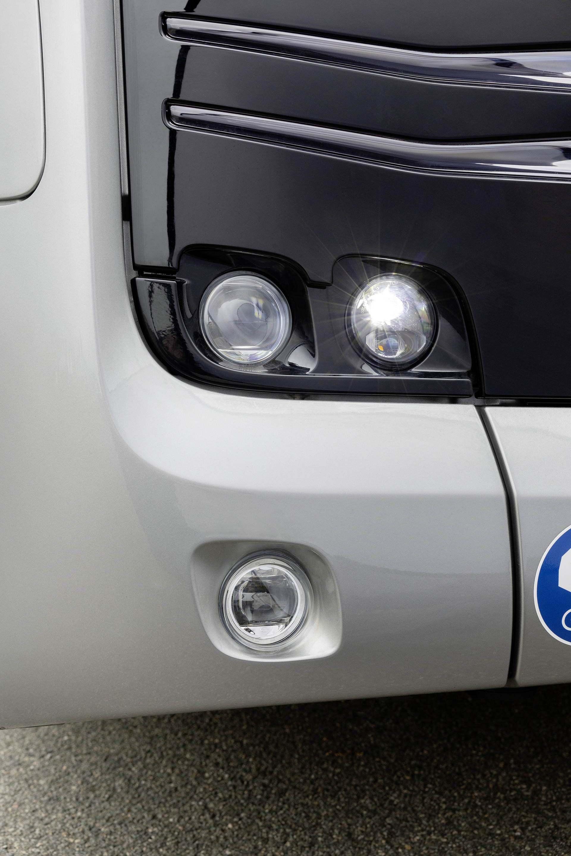 Mercedes-Benz eCitaro mit vollelektrischem Antrieb, 2-Türer, Exterieur, anthrazit metallic, 2 x elektrischer Radnabenmotor, 2 x 125 kW, 2 x 485 Nm, 5 HV-Batteriepakete, 64,5 kWh pro HV-Batteriepaket (NMC 3), Preventive Brake Assist, Sideguard Assist, 360-Grad-Kamera, LED-Scheinwerfer, Länge/Breite/Höhe: 12.135/2.550/3.400 mm, Beförderungskapazität: 1/86 Der vollelektrisch angetriebene Stadtbus Mercedes-Benz eCitaro mit Batterien der neuesten Generation