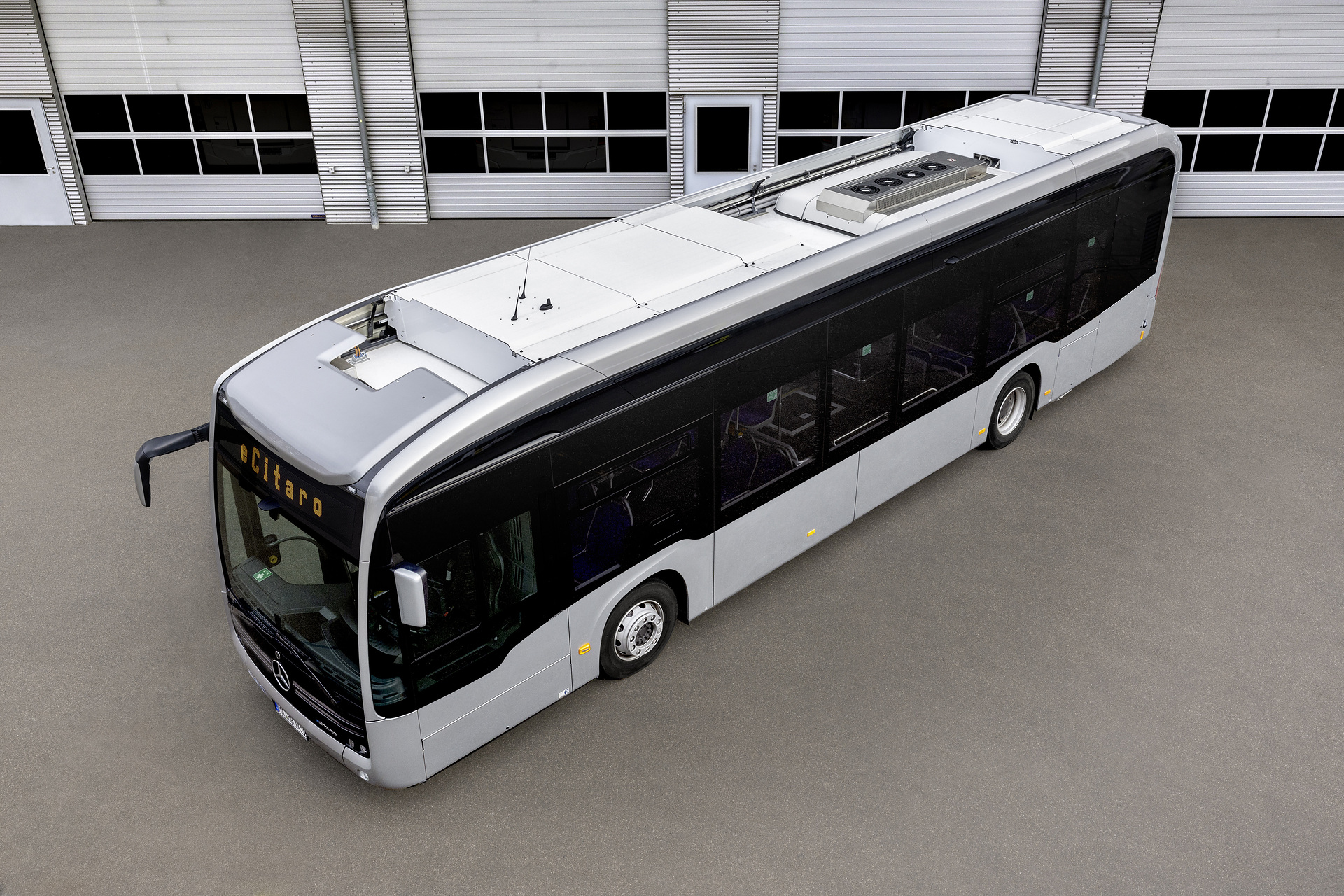 Mercedes-Benz eCitaro mit vollelektrischem Antrieb, 2-Türer, Exterieur, anthrazit metallic, 2 x elektrischer Radnabenmotor, 2 x 125 kW, 2 x 485 Nm, 5 HV-Batteriepakete, 64,5 kWh pro HV-Batteriepaket (NMC 3), Preventive Brake Assist, Sideguard Assist, 360-Grad-Kamera, LED-Scheinwerfer, Länge/Breite/Höhe: 12.135/2.550/3.400 mm, Beförderungskapazität: 1/86 Der vollelektrisch angetriebene Stadtbus Mercedes-Benz eCitaro mit Batterien der neuesten Generation