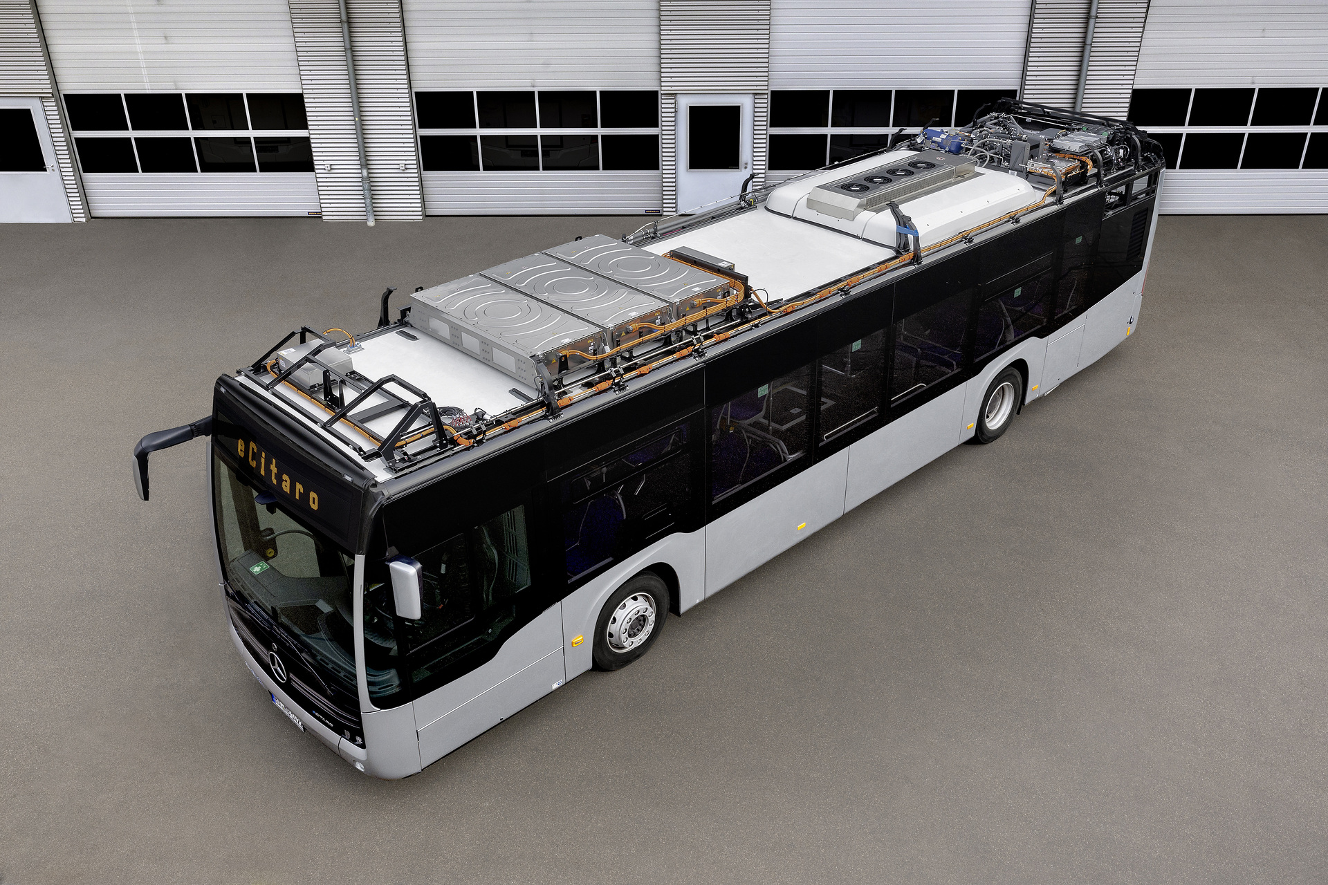 Mercedes-Benz eCitaro mit vollelektrischem Antrieb, 2-Türer, Exterieur, anthrazit metallic, 2 x elektrischer Radnabenmotor, 2 x 125 kW, 2 x 485 Nm, 5 HV-Batteriepakete, 64,5 kWh pro HV-Batteriepaket (NMC 3), Preventive Brake Assist, Sideguard Assist, 360-Grad-Kamera, LED-Scheinwerfer, Länge/Breite/Höhe: 12.135/2.550/3.400 mm, Beförderungskapazität: 1/86 Der vollelektrisch angetriebene Stadtbus Mercedes-Benz eCitaro mit Batterien der neuesten Generation
