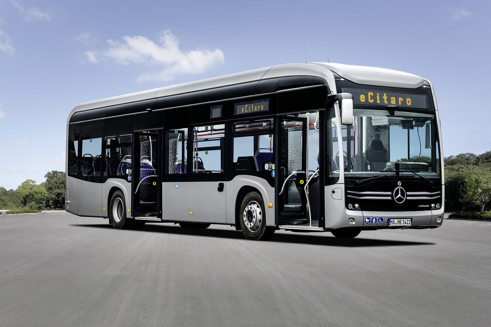 Mercedes-Benz eCitaro mit vollelektrischem Antrieb, 2-Türer, Exterieur, anthrazit metallic, 2 x elektrischer Radnabenmotor, 2 x 125 kW, 2 x 485 Nm, 5 HV-Batteriepakete, 64,5 kWh pro HV-Batteriepaket (NMC 3), Preventive Brake Assist, Sideguard Assist, 360-Grad-Kamera, LED-Scheinwerfer, Länge/Breite/Höhe: 12.135/2.550/3.400 mm, Beförderungskapazität: 1/86 Der vollelektrisch angetriebene Stadtbus Mercedes-Benz eCitaro mit Batterien der neuesten Generation