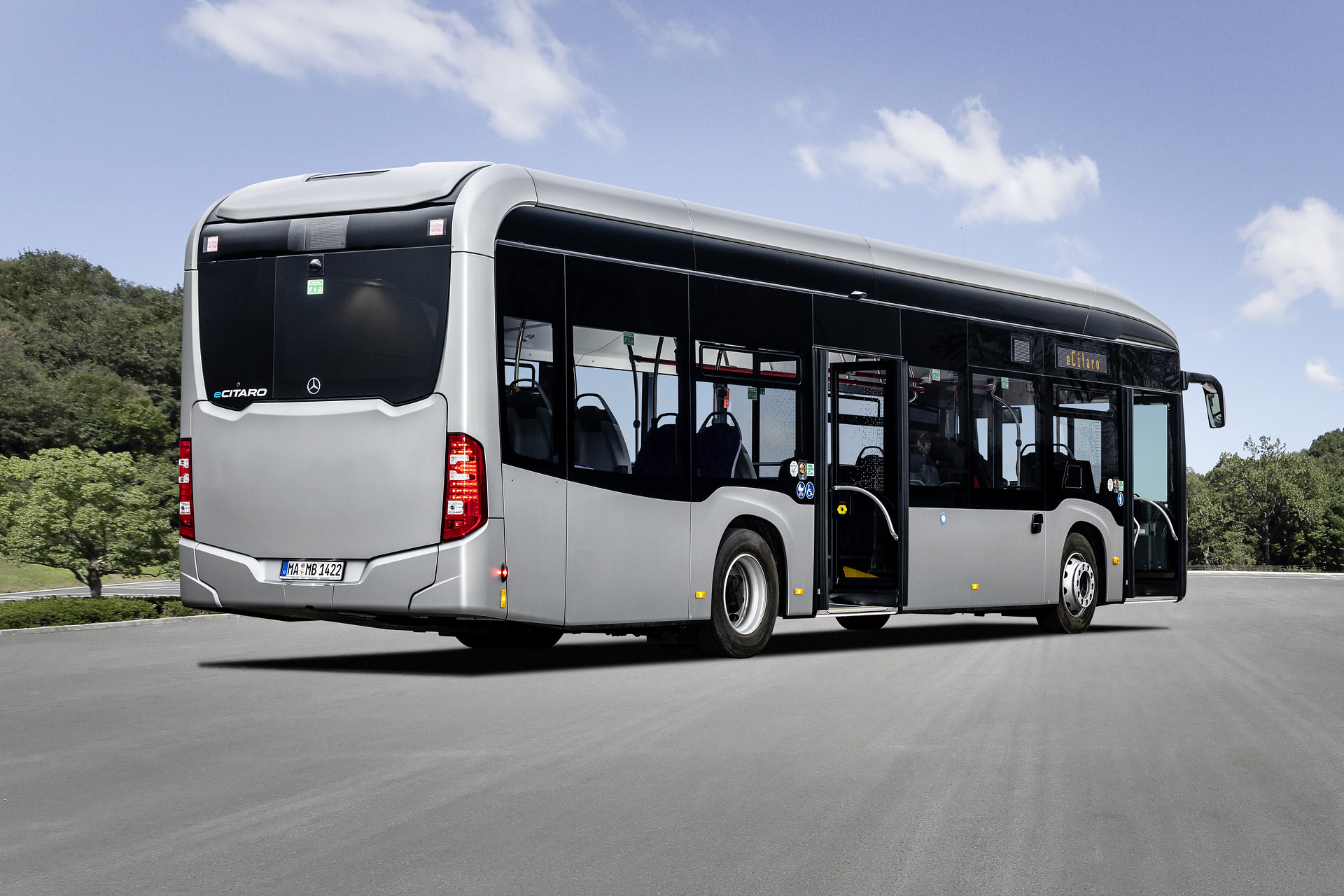 Mercedes-Benz eCitaro mit vollelektrischem Antrieb, 2-Türer, Exterieur, anthrazit metallic, 2 x elektrischer Radnabenmotor, 2 x 125 kW, 2 x 485 Nm, 5 HV-Batteriepakete, 64,5 kWh pro HV-Batteriepaket (NMC 3), Preventive Brake Assist, Sideguard Assist, 360-Grad-Kamera, LED-Scheinwerfer, Länge/Breite/Höhe: 12.135/2.550/3.400 mm, Beförderungskapazität: 1/86 Der vollelektrisch angetriebene Stadtbus Mercedes-Benz eCitaro mit Batterien der neuesten Generation