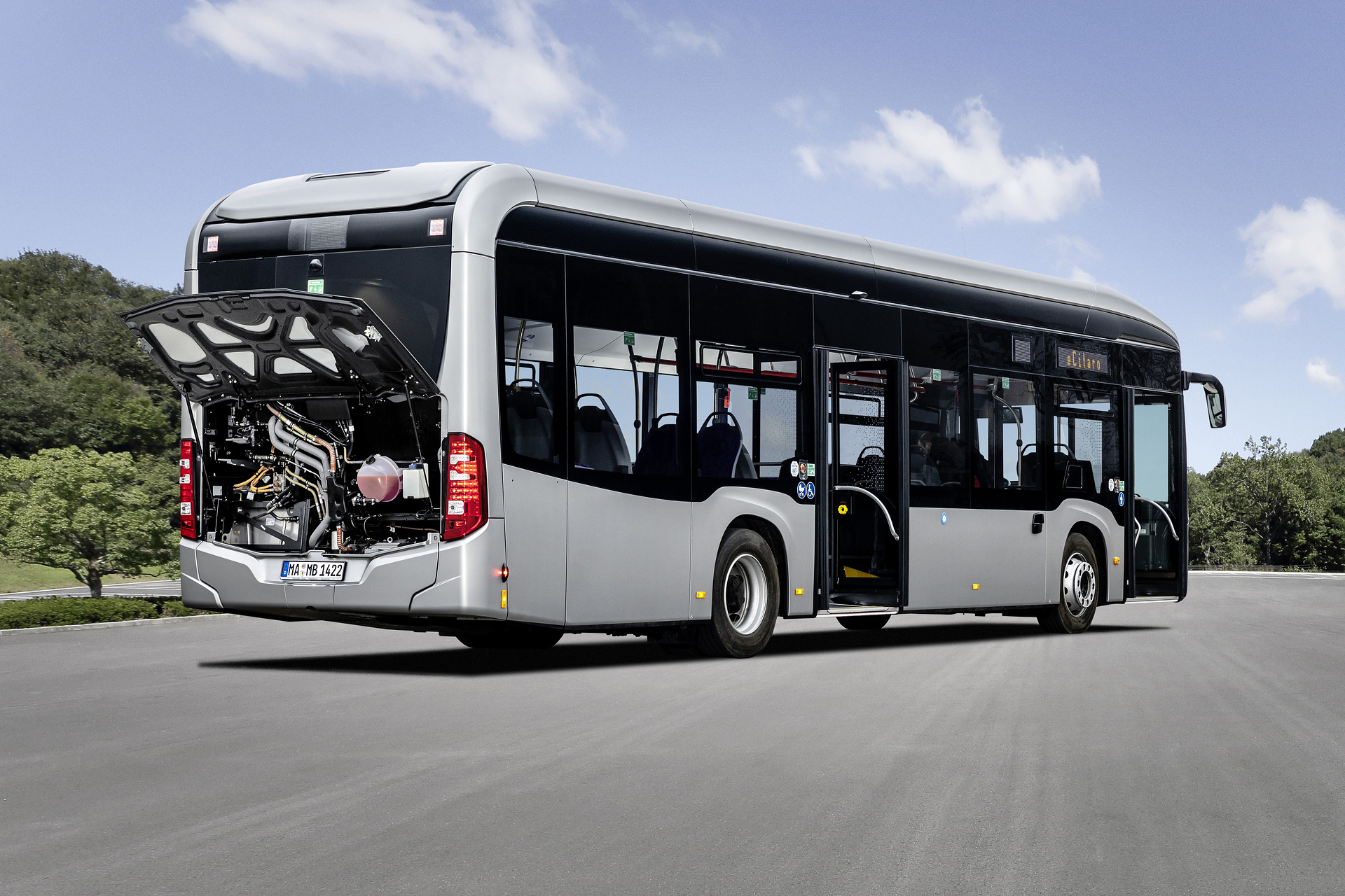 Mercedes-Benz eCitaro mit vollelektrischem Antrieb, 2-Türer, Exterieur, anthrazit metallic, 2 x elektrischer Radnabenmotor, 2 x 125 kW, 2 x 485 Nm, 5 HV-Batteriepakete, 64,5 kWh pro HV-Batteriepaket (NMC 3), Preventive Brake Assist, Sideguard Assist, 360-Grad-Kamera, LED-Scheinwerfer, Länge/Breite/Höhe: 12.135/2.550/3.400 mm, Beförderungskapazität: 1/86 Der vollelektrisch angetriebene Stadtbus Mercedes-Benz eCitaro mit Batterien der neuesten Generation