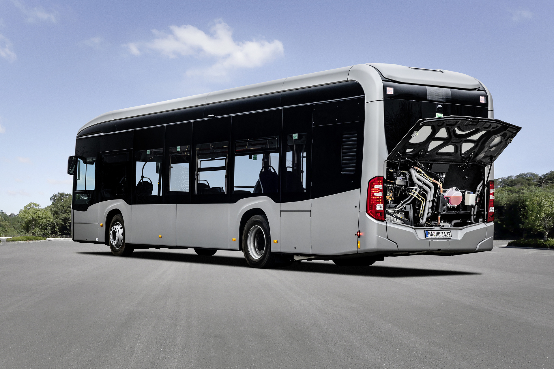 Mercedes-Benz eCitaro mit vollelektrischem Antrieb, 2-Türer, Exterieur, anthrazit metallic, 2 x elektrischer Radnabenmotor, 2 x 125 kW, 2 x 485 Nm, 5 HV-Batteriepakete, 64,5 kWh pro HV-Batteriepaket (NMC 3), Preventive Brake Assist, Sideguard Assist, 360-Grad-Kamera, LED-Scheinwerfer, Länge/Breite/Höhe: 12.135/2.550/3.400 mm, Beförderungskapazität: 1/86 Der vollelektrisch angetriebene Stadtbus Mercedes-Benz eCitaro mit Batterien der neuesten Generation