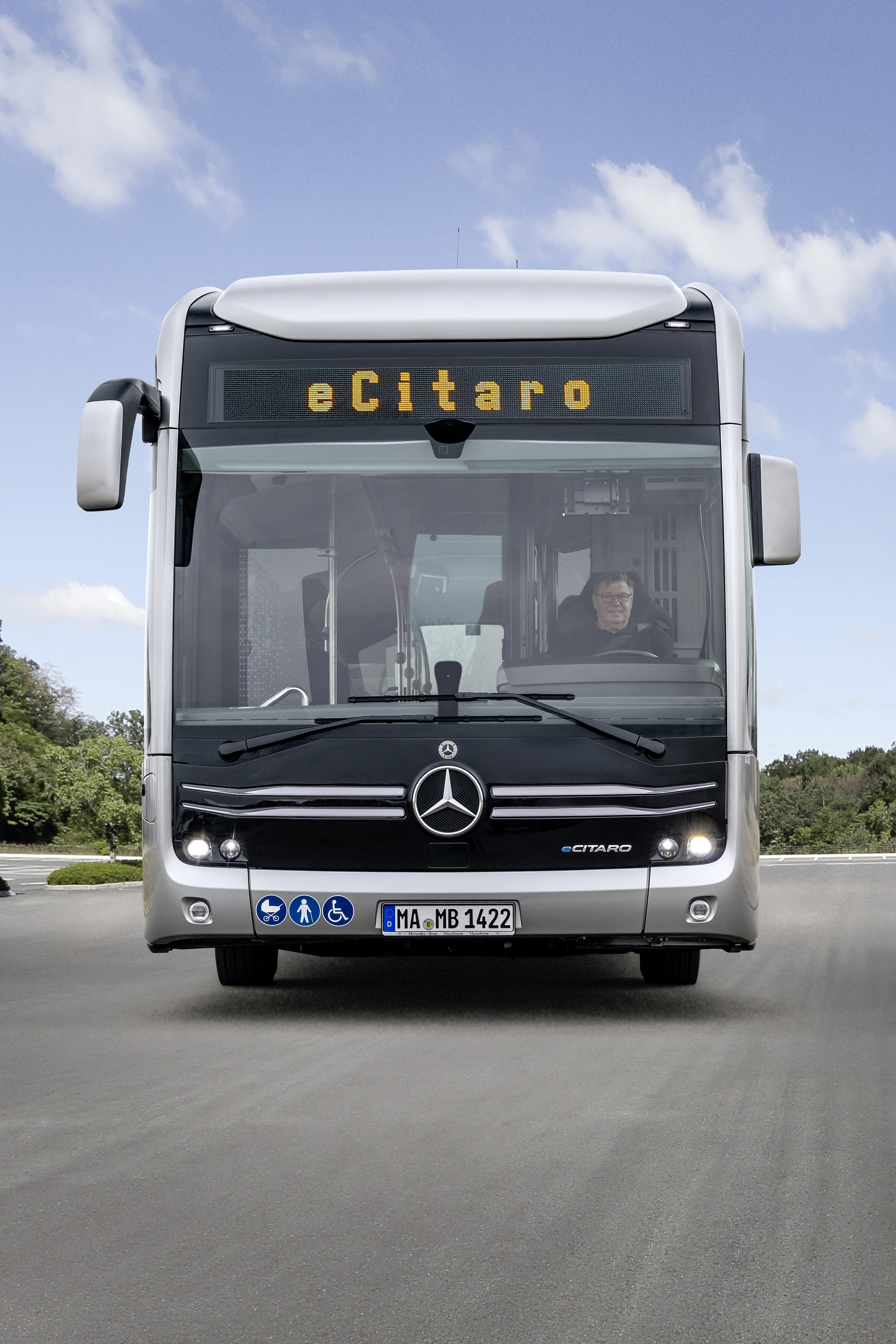 Mercedes-Benz eCitaro mit vollelektrischem Antrieb, 2-Türer, Exterieur, anthrazit metallic, 2 x elektrischer Radnabenmotor, 2 x 125 kW, 2 x 485 Nm, 5 HV-Batteriepakete, 64,5 kWh pro HV-Batteriepaket (NMC 3), Preventive Brake Assist, Sideguard Assist, 360-Grad-Kamera, LED-Scheinwerfer, Länge/Breite/Höhe: 12.135/2.550/3.400 mm, Beförderungskapazität: 1/86 Der vollelektrisch angetriebene Stadtbus Mercedes-Benz eCitaro mit Batterien der neuesten Generation