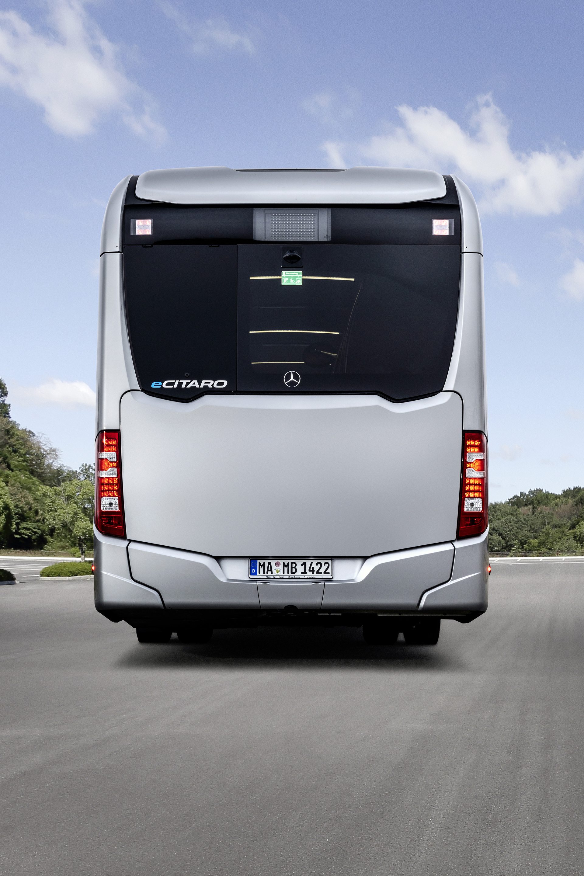 Mercedes-Benz eCitaro mit vollelektrischem Antrieb, 2-Türer, Exterieur, anthrazit metallic, 2 x elektrischer Radnabenmotor, 2 x 125 kW, 2 x 485 Nm, 5 HV-Batteriepakete, 64,5 kWh pro HV-Batteriepaket (NMC 3), Preventive Brake Assist, Sideguard Assist, 360-Grad-Kamera, LED-Scheinwerfer, Länge/Breite/Höhe: 12.135/2.550/3.400 mm, Beförderungskapazität: 1/86 Der vollelektrisch angetriebene Stadtbus Mercedes-Benz eCitaro mit Batterien der neuesten Generation