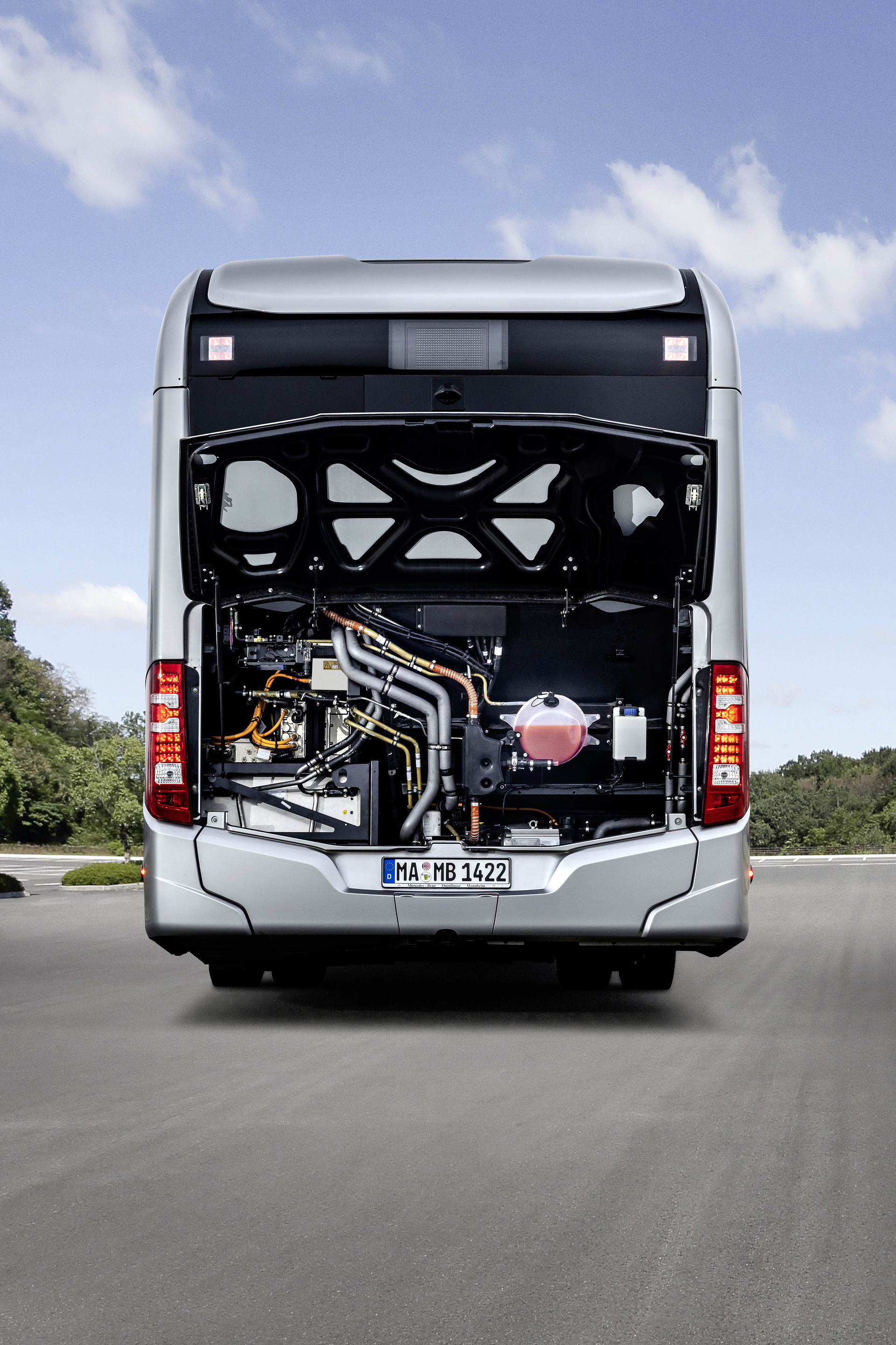 Mercedes-Benz eCitaro mit vollelektrischem Antrieb, 2-Türer, Exterieur, anthrazit metallic, 2 x elektrischer Radnabenmotor, 2 x 125 kW, 2 x 485 Nm, 5 HV-Batteriepakete, 64,5 kWh pro HV-Batteriepaket (NMC 3), Preventive Brake Assist, Sideguard Assist, 360-Grad-Kamera, LED-Scheinwerfer, Länge/Breite/Höhe: 12.135/2.550/3.400 mm, Beförderungskapazität: 1/86 Der vollelektrisch angetriebene Stadtbus Mercedes-Benz eCitaro mit Batterien der neuesten Generation