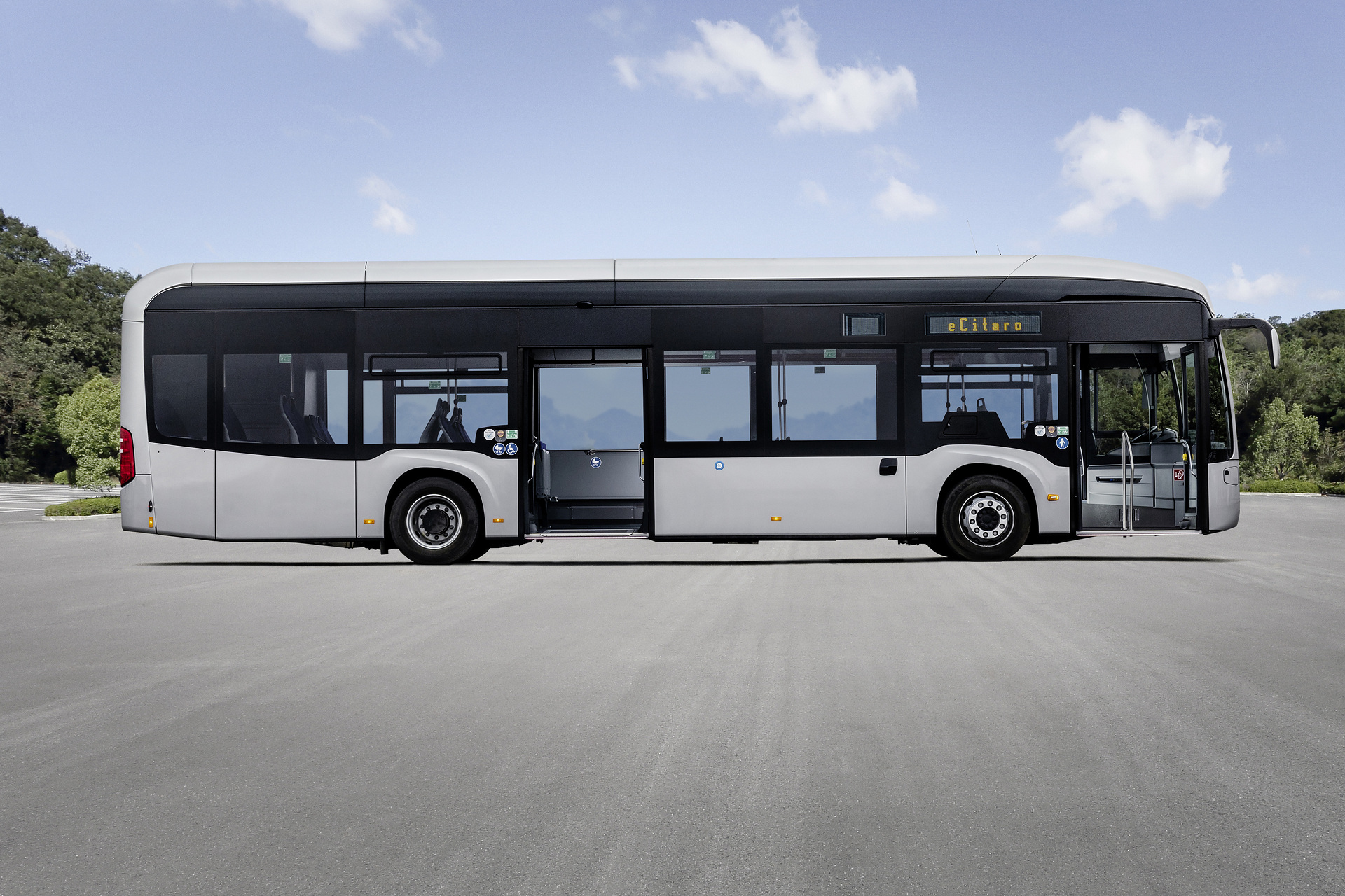 Mercedes-Benz eCitaro mit vollelektrischem Antrieb, 2-Türer, Exterieur, anthrazit metallic, 2 x elektrischer Radnabenmotor, 2 x 125 kW, 2 x 485 Nm, 5 HV-Batteriepakete, 64,5 kWh pro HV-Batteriepaket (NMC 3), Preventive Brake Assist, Sideguard Assist, 360-Grad-Kamera, LED-Scheinwerfer, Länge/Breite/Höhe: 12.135/2.550/3.400 mm, Beförderungskapazität: 1/86 Der vollelektrisch angetriebene Stadtbus Mercedes-Benz eCitaro mit Batterien der neuesten Generation