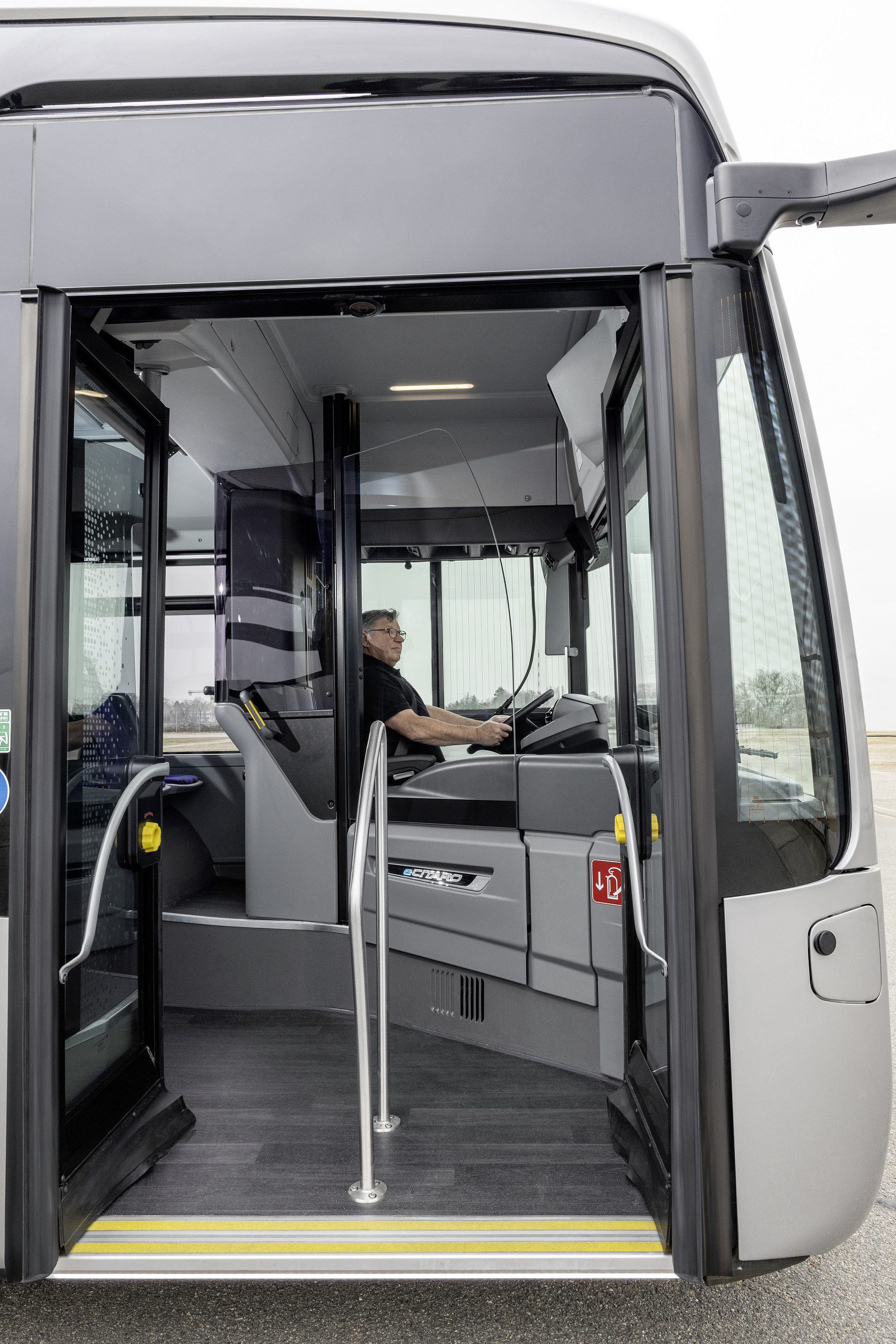 Mercedes-Benz eCitaro mit vollelektrischem Antrieb, 2-Türer, Interieur, bunt, 2 x elektrischer Radnabenmotor, 2 x 125 kW, 2 x 485 Nm, 5 HV-Batteriepakete, 64,5 kWh pro HV-Batteriepaket (NMC 3), Preventive Brake Assist, Sideguard Assist, 360-Grad-Kamera, Länge/Breite/Höhe: 12.135/2.550/3.400 mm, Beförderungskapazität: 1/86 Der vollelektrisch angetriebene Stadtbus Mercedes-Benz eCitaro mit Batterien der neuesten Generation